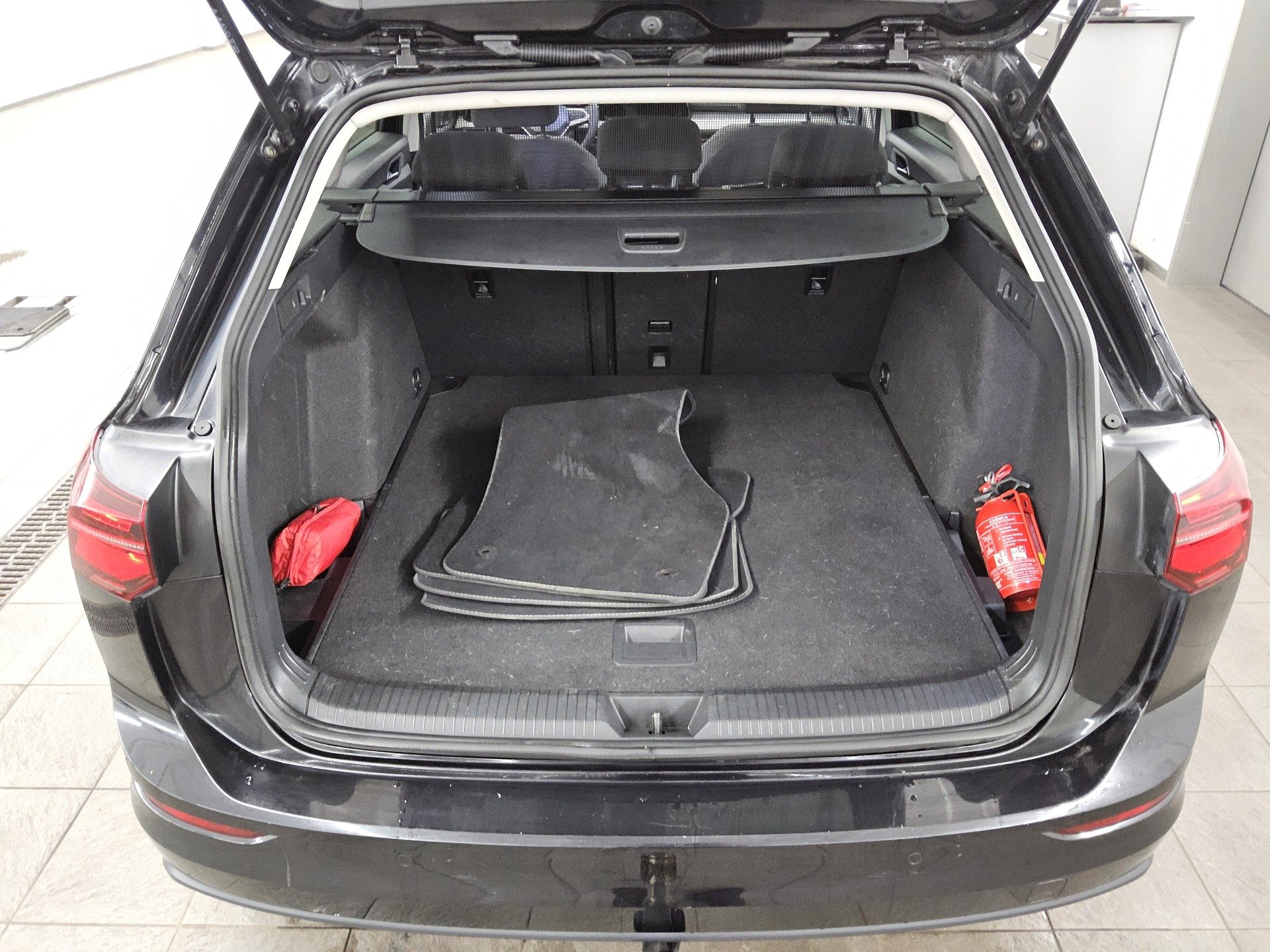Volkswagen Golf-8 Var. 2.0 TDI Life Navi Pano Matrix DC AHK 12
