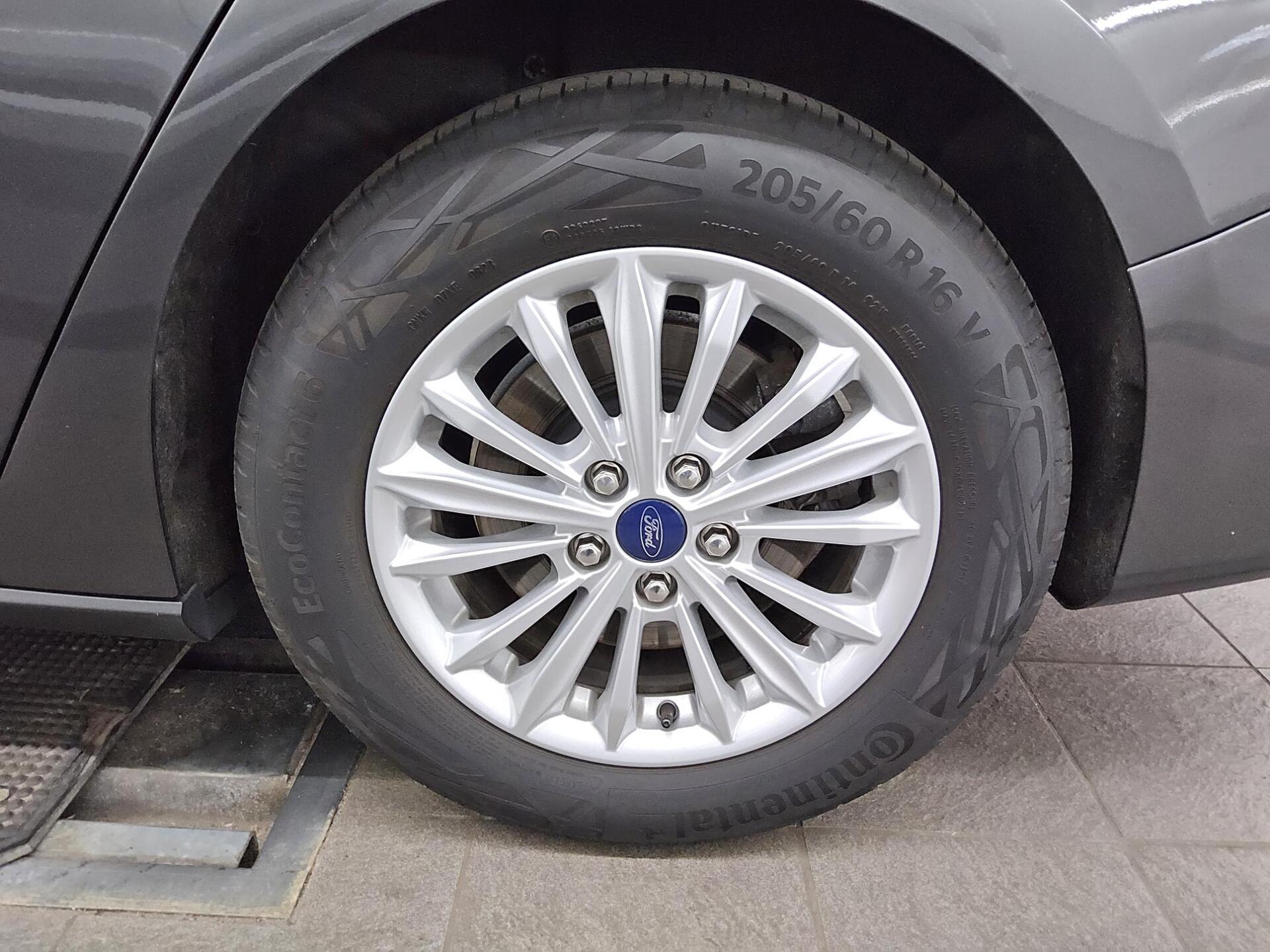 Ford Focus Turnier 1.5 EB Titanium NAVI KLIMAAUT LED SHZ PDC 10