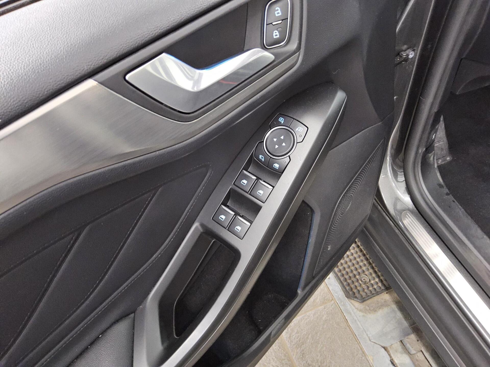 Ford Focus Turnier 1.5 EB Titanium NAVI KLIMAAUT LED SHZ PDC 9