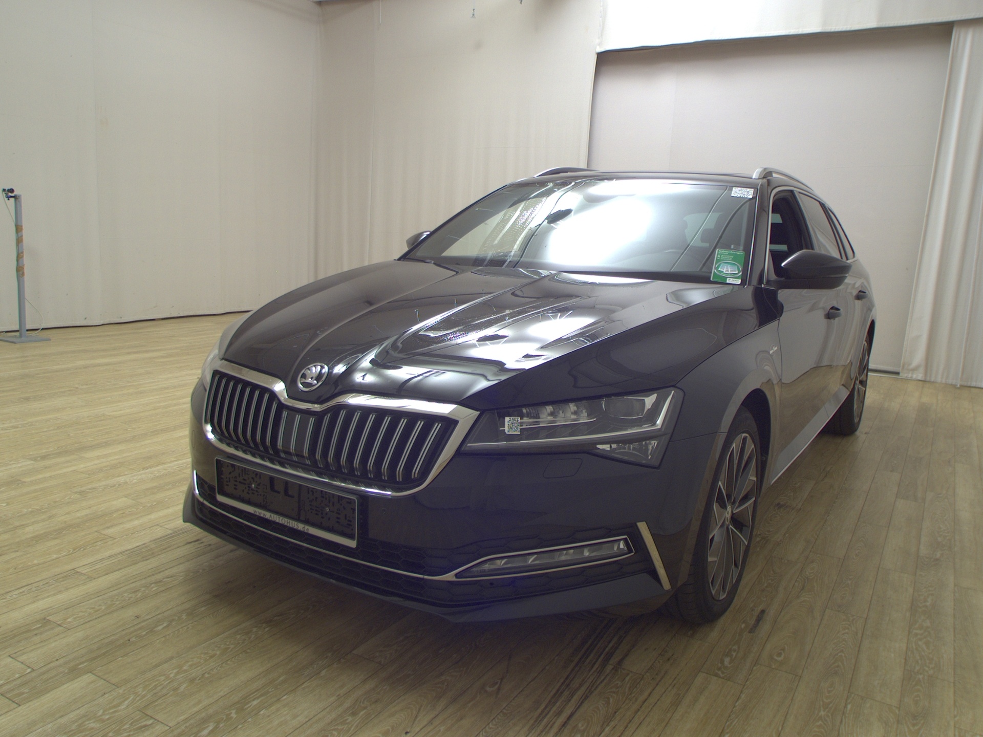 Skoda Superb Kombi 2.0 TDI L&K Navi LED vc Shz Pano Sound Leder 2