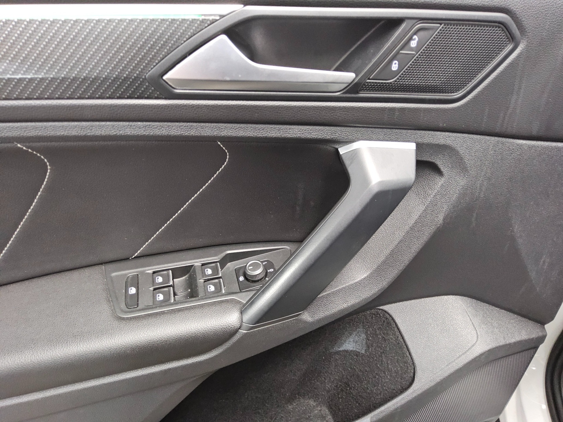 Volkswagen Tiguan 2.0 TDI R-Line Matrix-LED AID AHK ACC 10