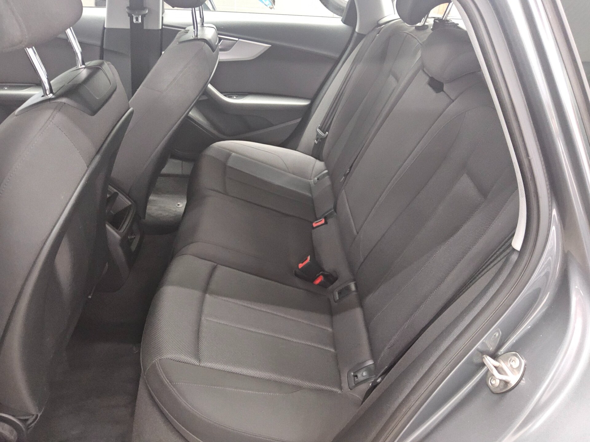 Audi A4 Avant 35 TDI Navi LED PDC Shz Tempomat 12