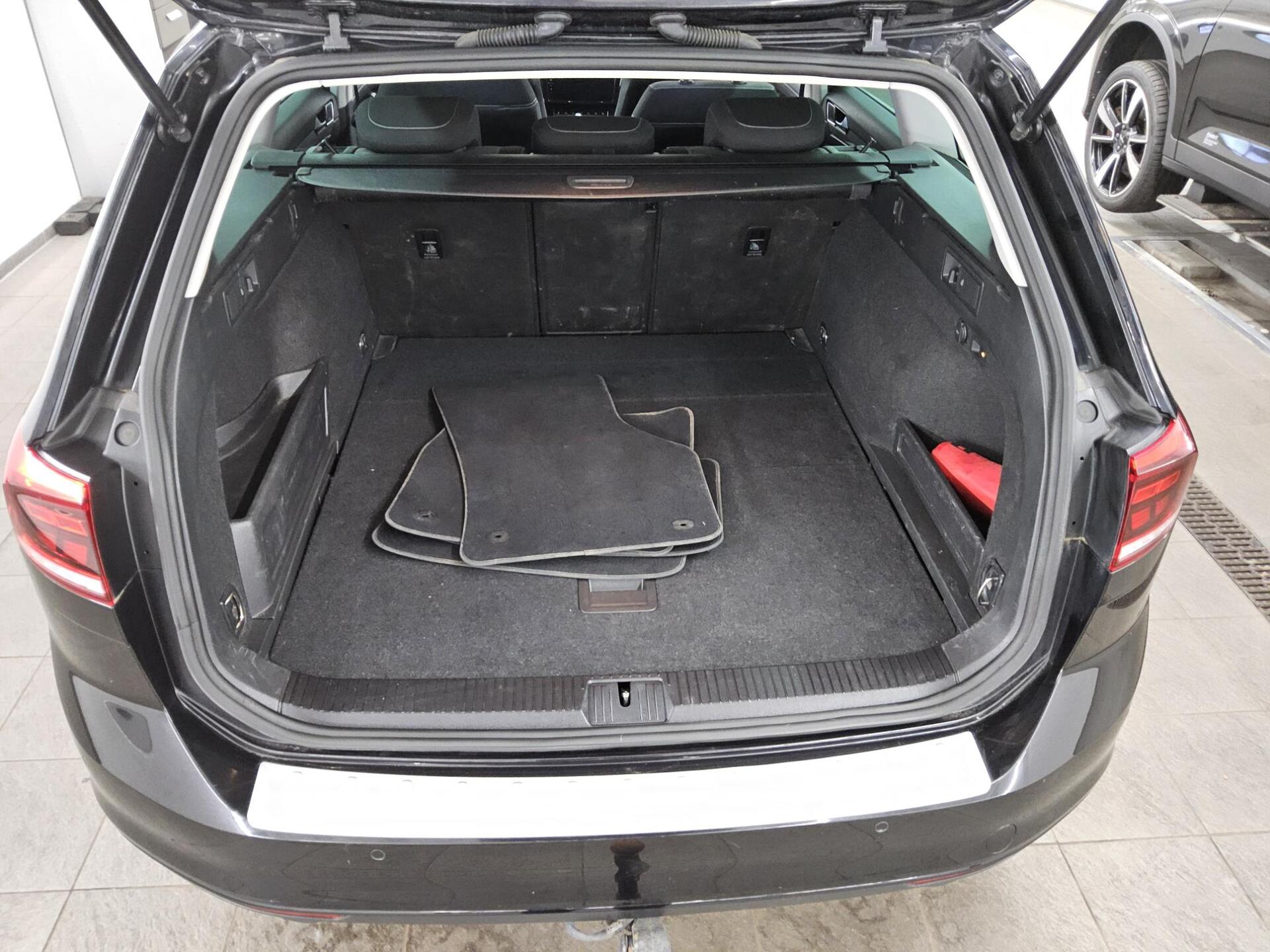 Volkswagen Passat Var. 2.0 TDI Business Navi LED DC StHzg 12