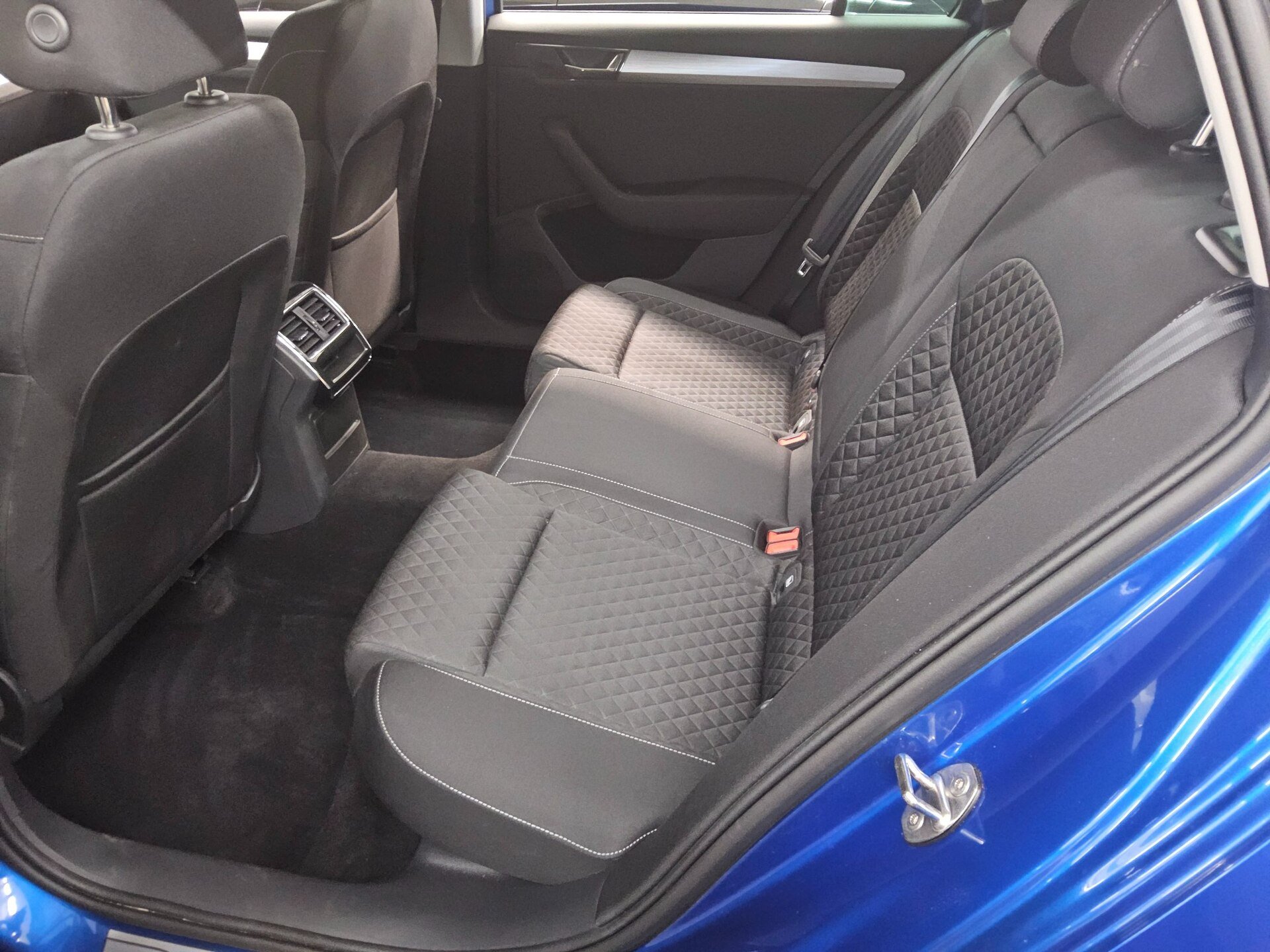Skoda Superb Kombi 2.0 TDI Ambition Navi LED AID Shz  PDC 13