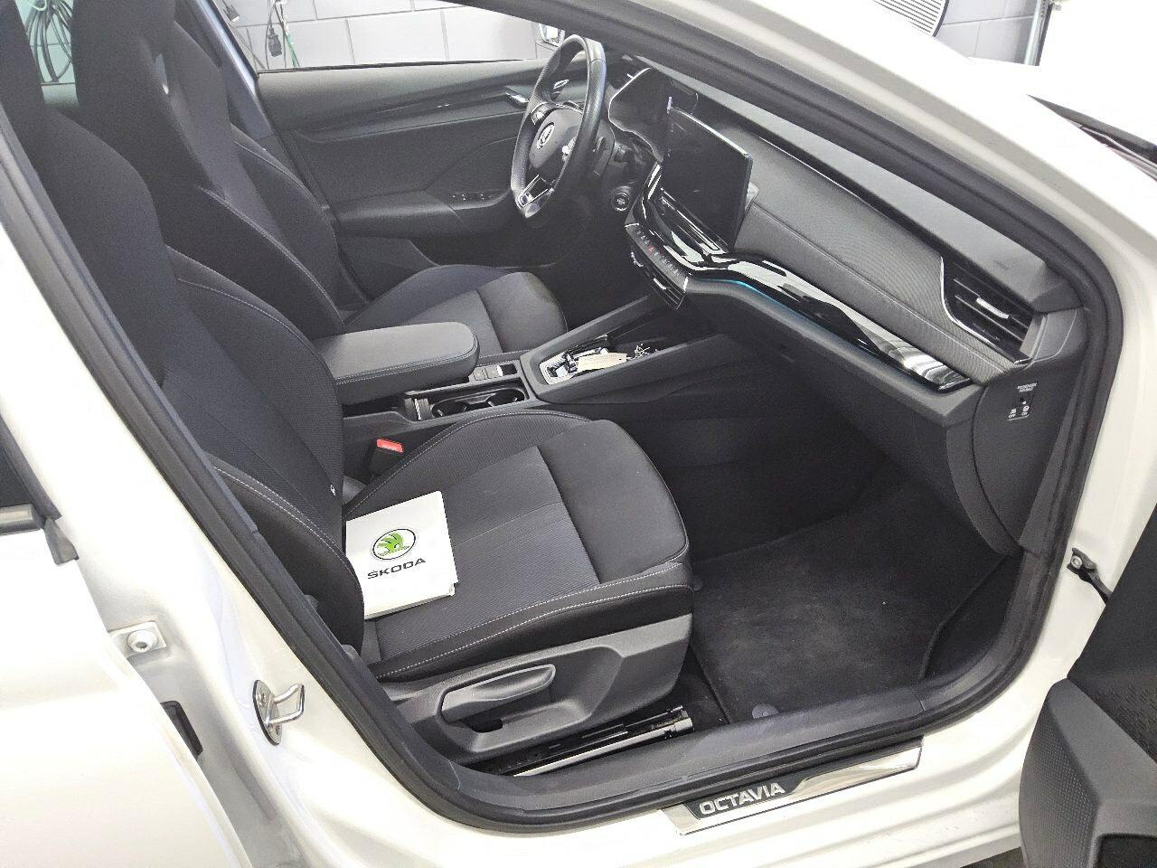 Skoda Octavia Kombi 2.0 TDI SportLine Navi LED VC HuD 3