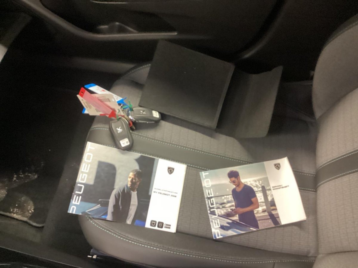 Peugeot 2008 Allure NAVI LED T-LEDER SHZ RFK 8