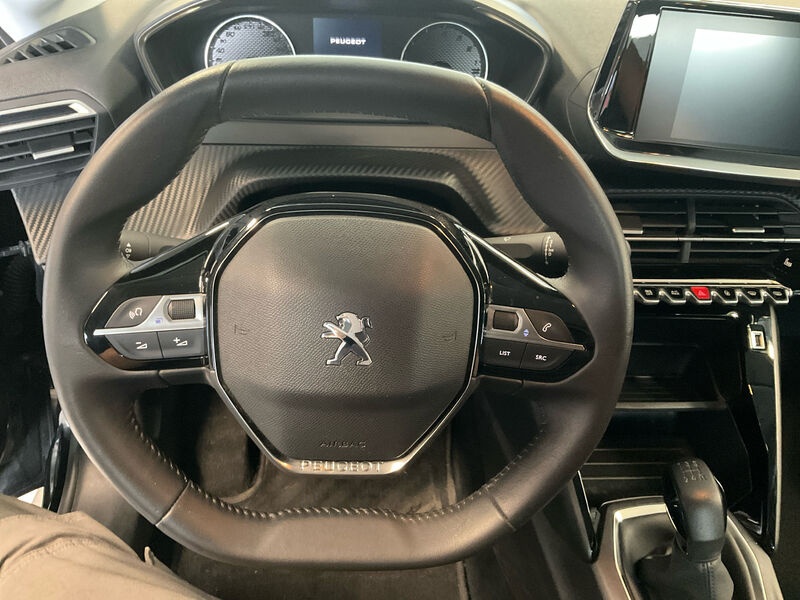 Peugeot 208 1.2 PureTech LED SHZ PDC 7