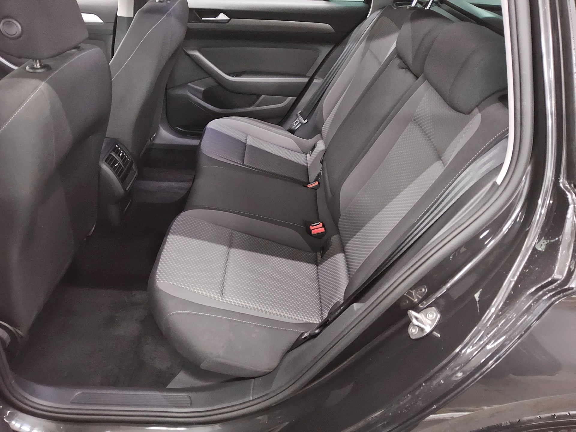 Volkswagen Passat Var. 2.0 TDI Navi LED RFK Shz PDC AHK 13