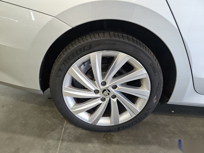 Skoda Octavia Kombi 2.0 TDI Navi LED Shz T-Leder Pano 12