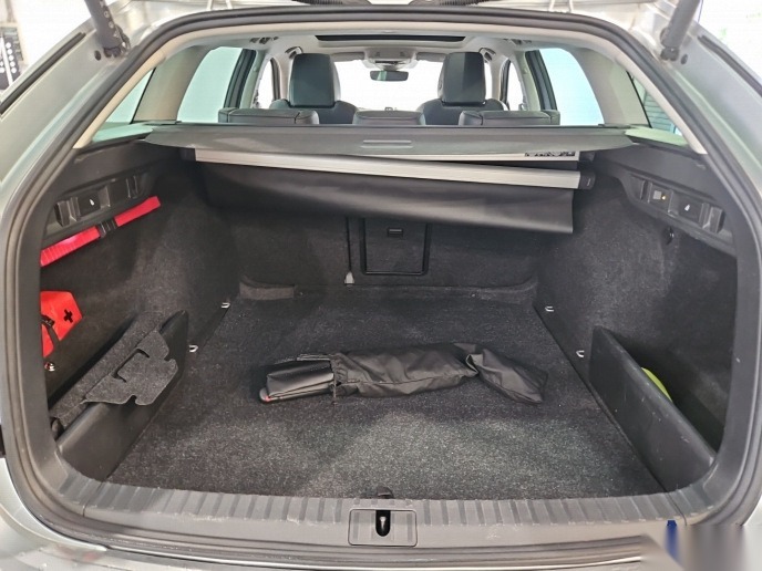 Skoda Octavia Kombi 2.0 TDI Navi LED Shz T-Leder Pano 11