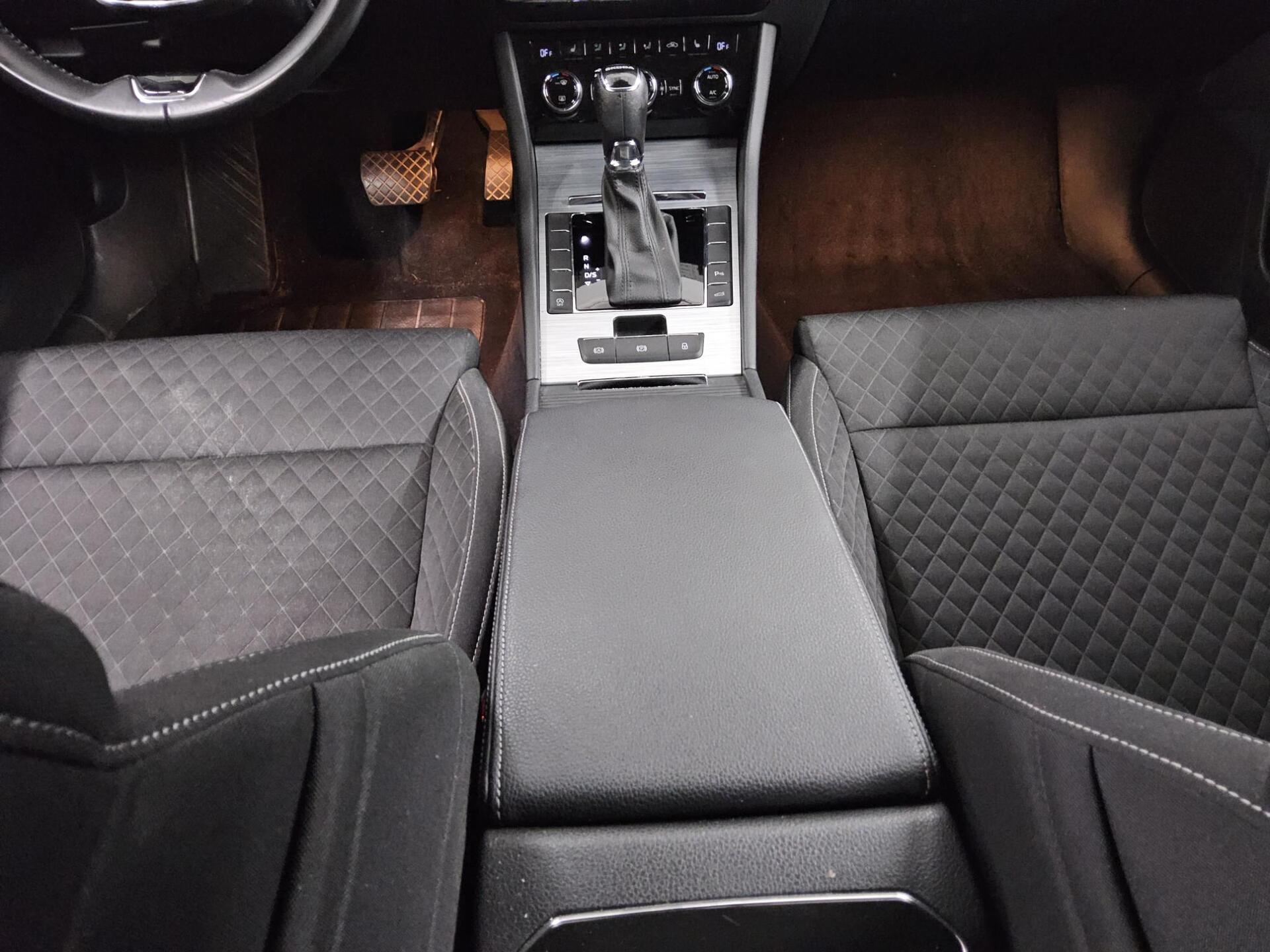 Skoda Superb Kombi 2.0 TDI Ambition Navi LED vc AHK 6