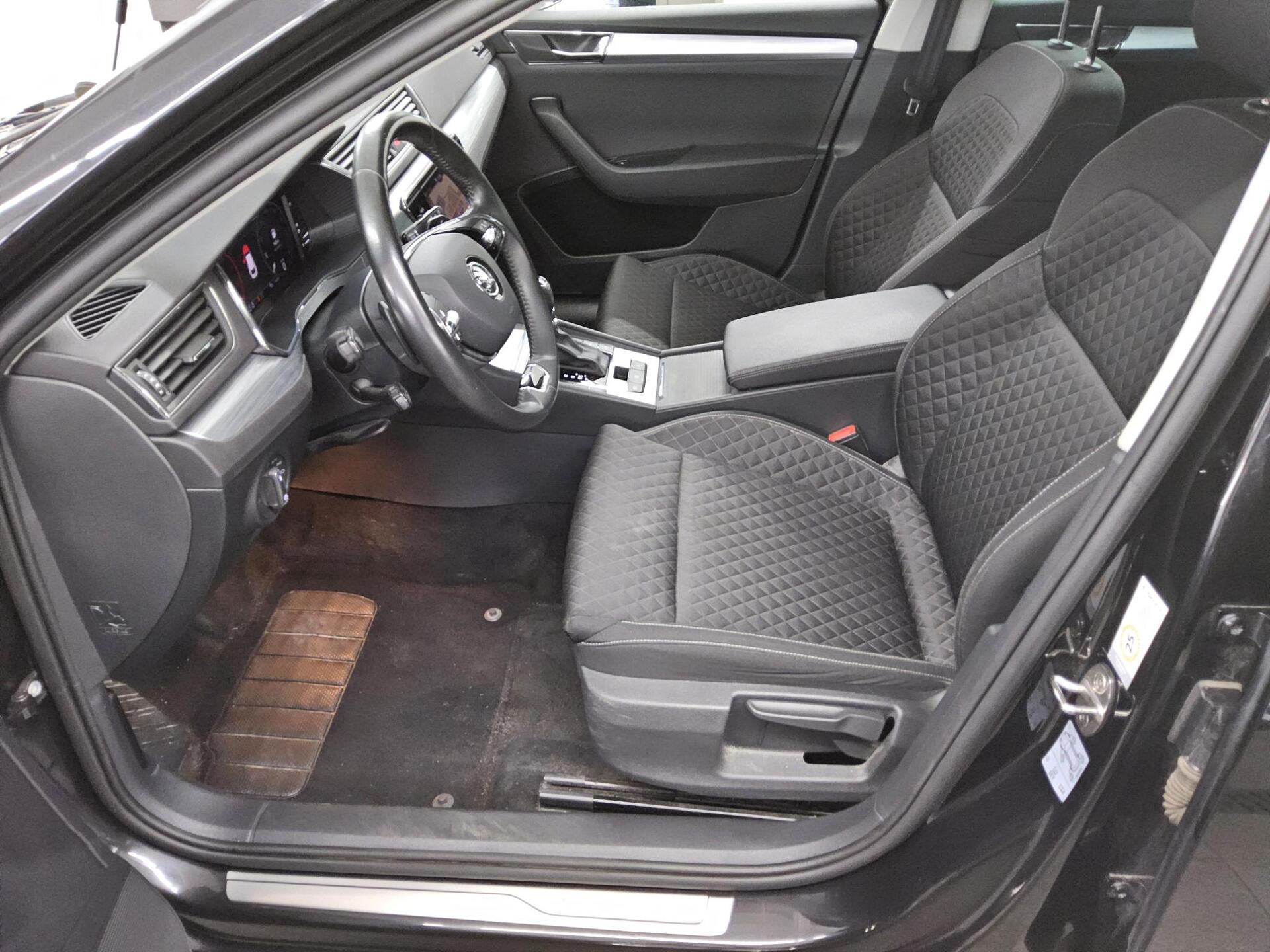 Skoda Superb Kombi 2.0 TDI Ambition Navi LED vc AHK 9