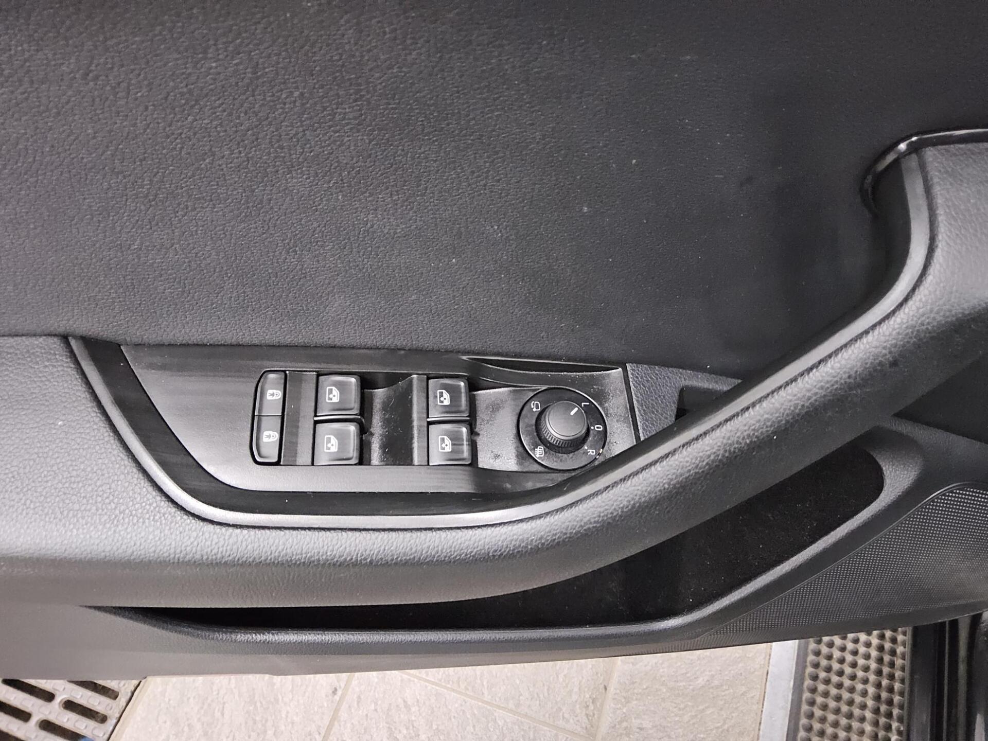 Skoda Superb Kombi 2.0 TDI Ambition Navi LED vc AHK 10