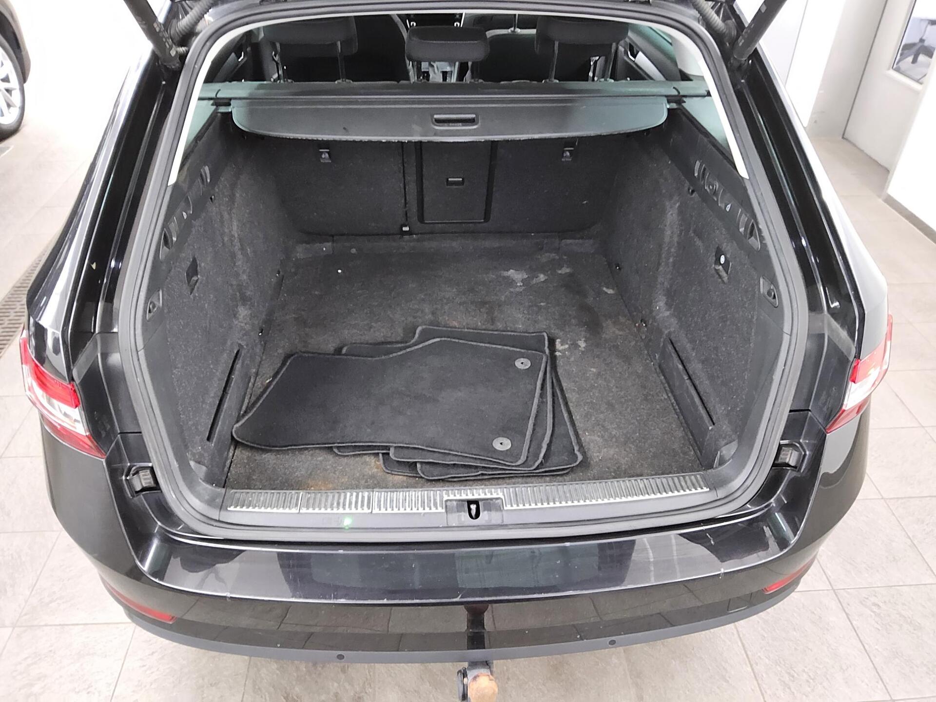 Skoda Superb Kombi 2.0 TDI Ambition Navi LED vc AHK 12