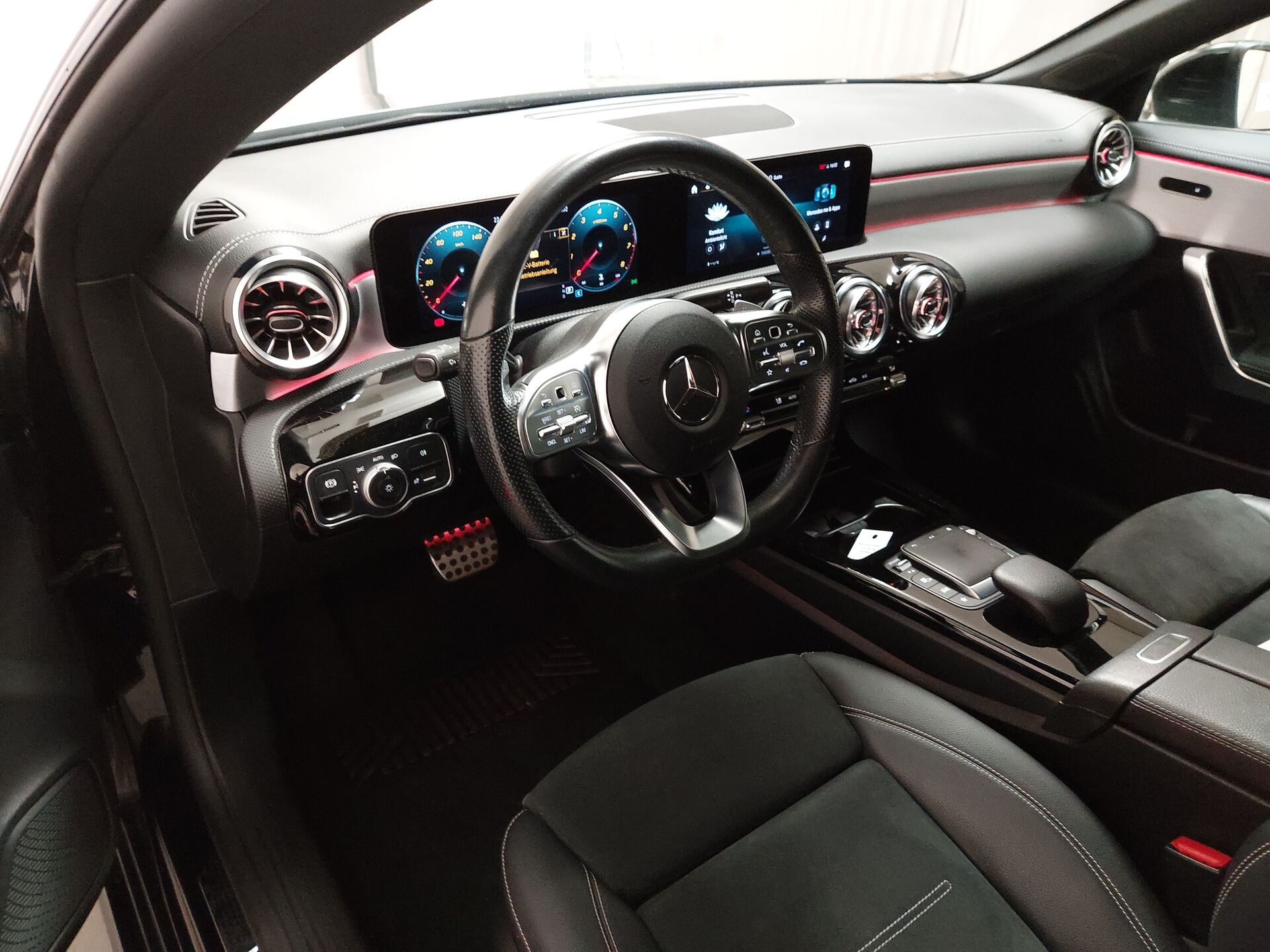 Mercedes-Benz 200 AMG-Line Night Navi LED Pano RFK 12
