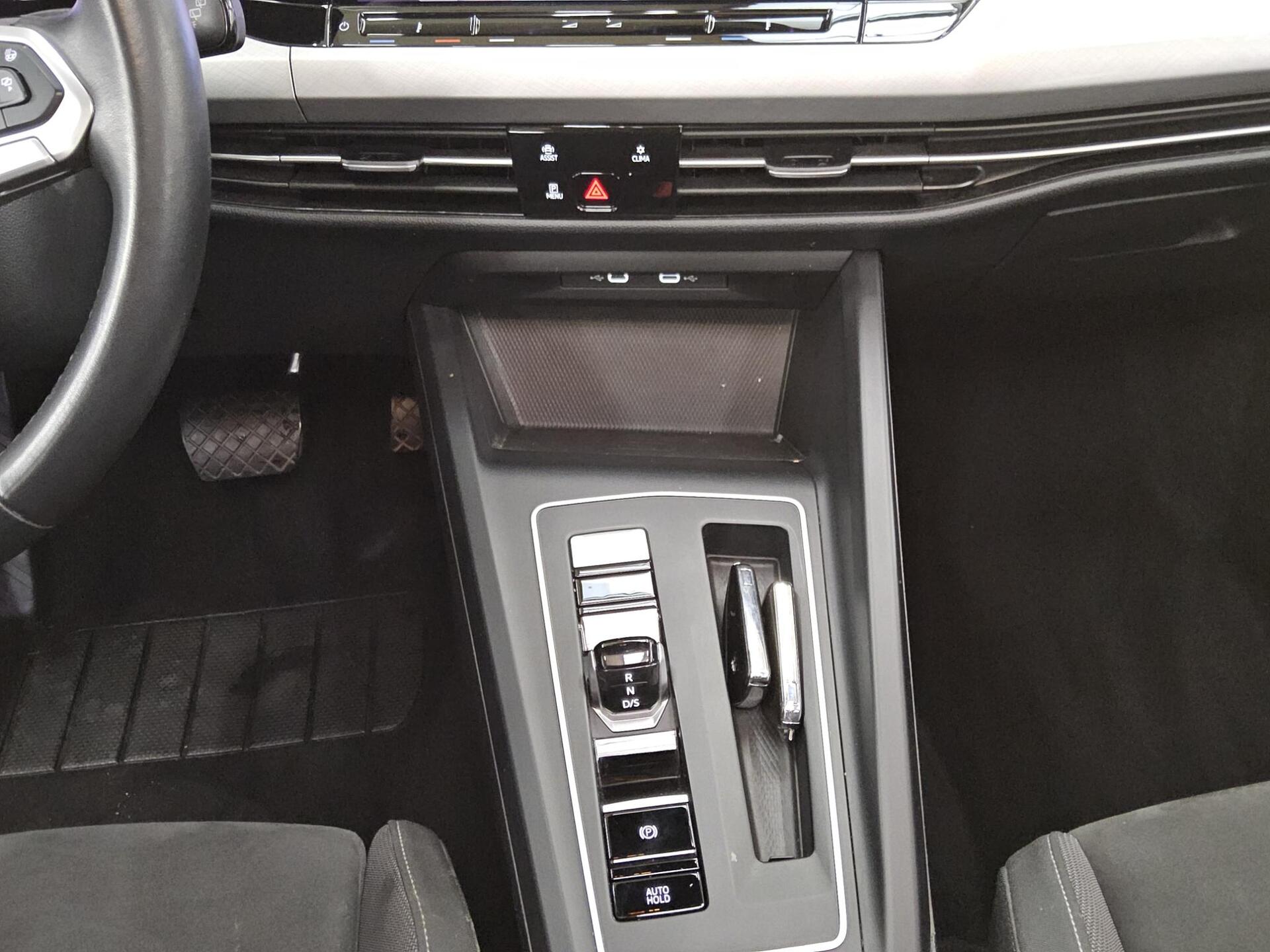 Volkswagen Golf-8 Var. 2.0 TDI Life Navi IQ.Light HuD Pano 6