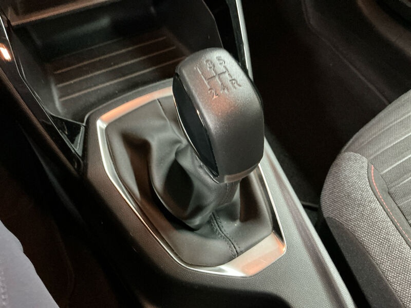 Peugeot 208 1.2 PureTech LED SHZ PDC 8