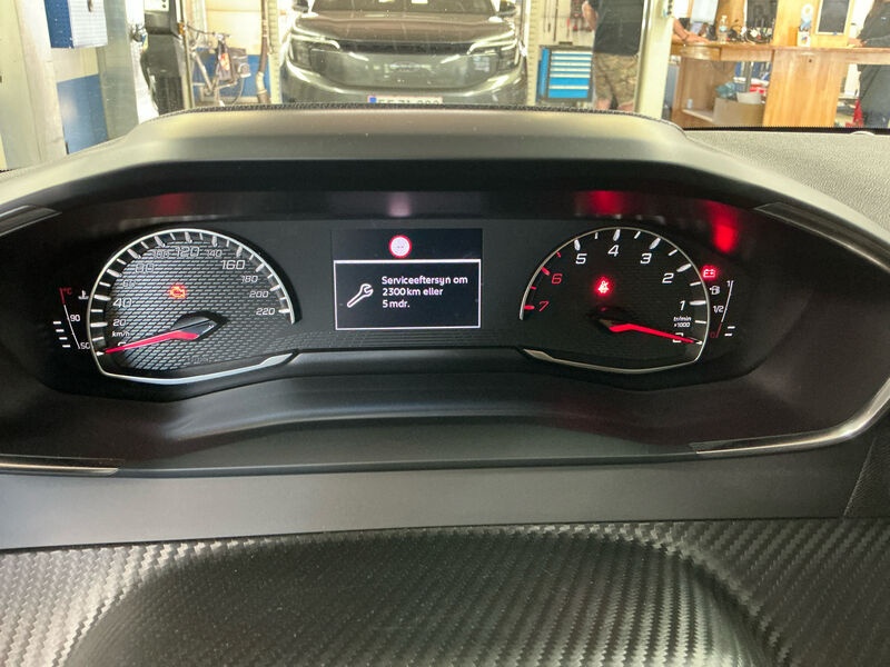 Peugeot 208 1.2 PureTech LED SHZ PDC 6