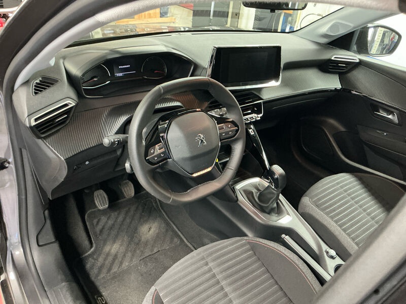 Peugeot 208 1.2 PureTech LED SHZ PDC 5