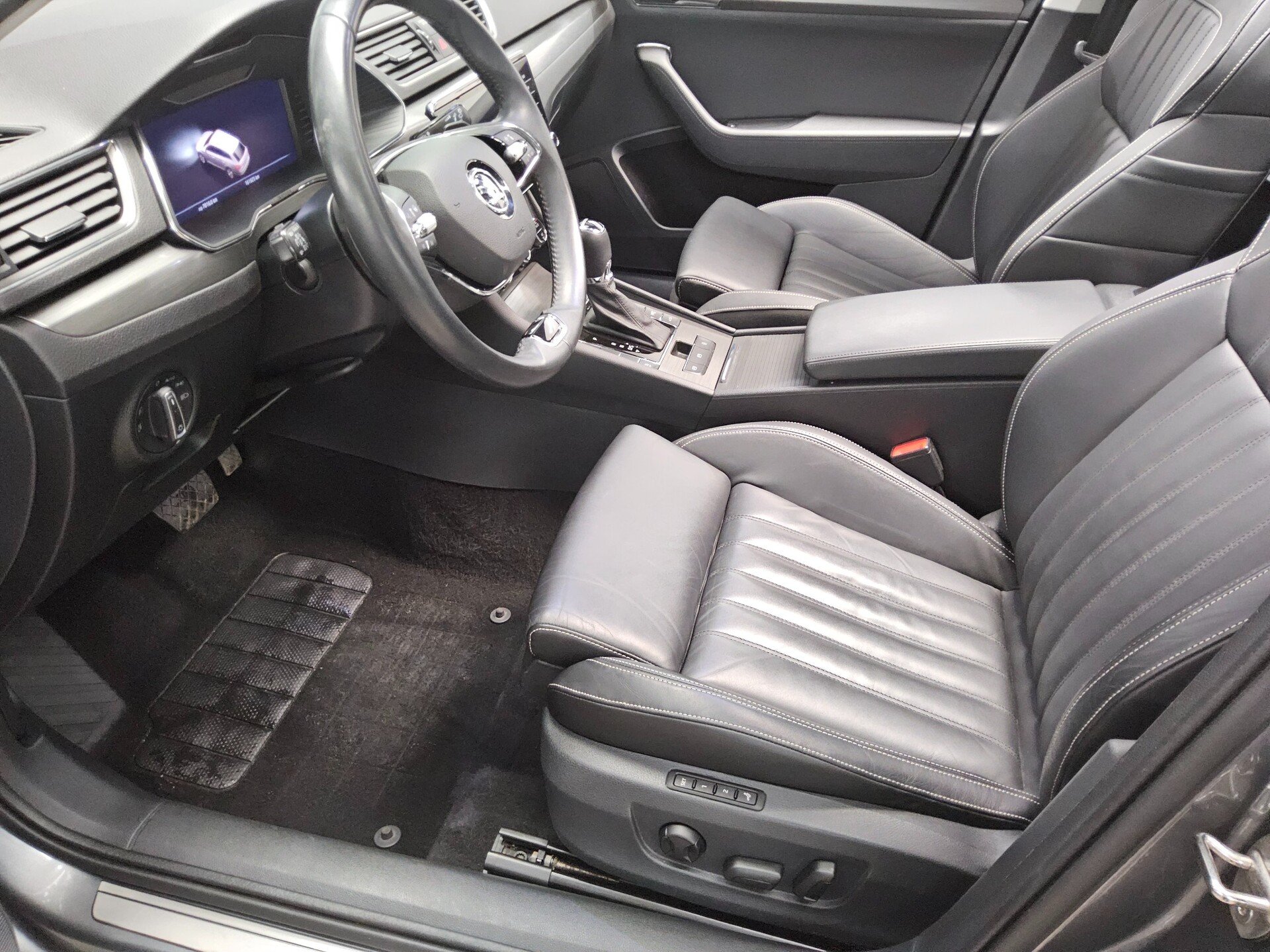 Skoda Superb Kombi 2.0 TDI Style Leder Navi LED Virtual Pano 360° 9