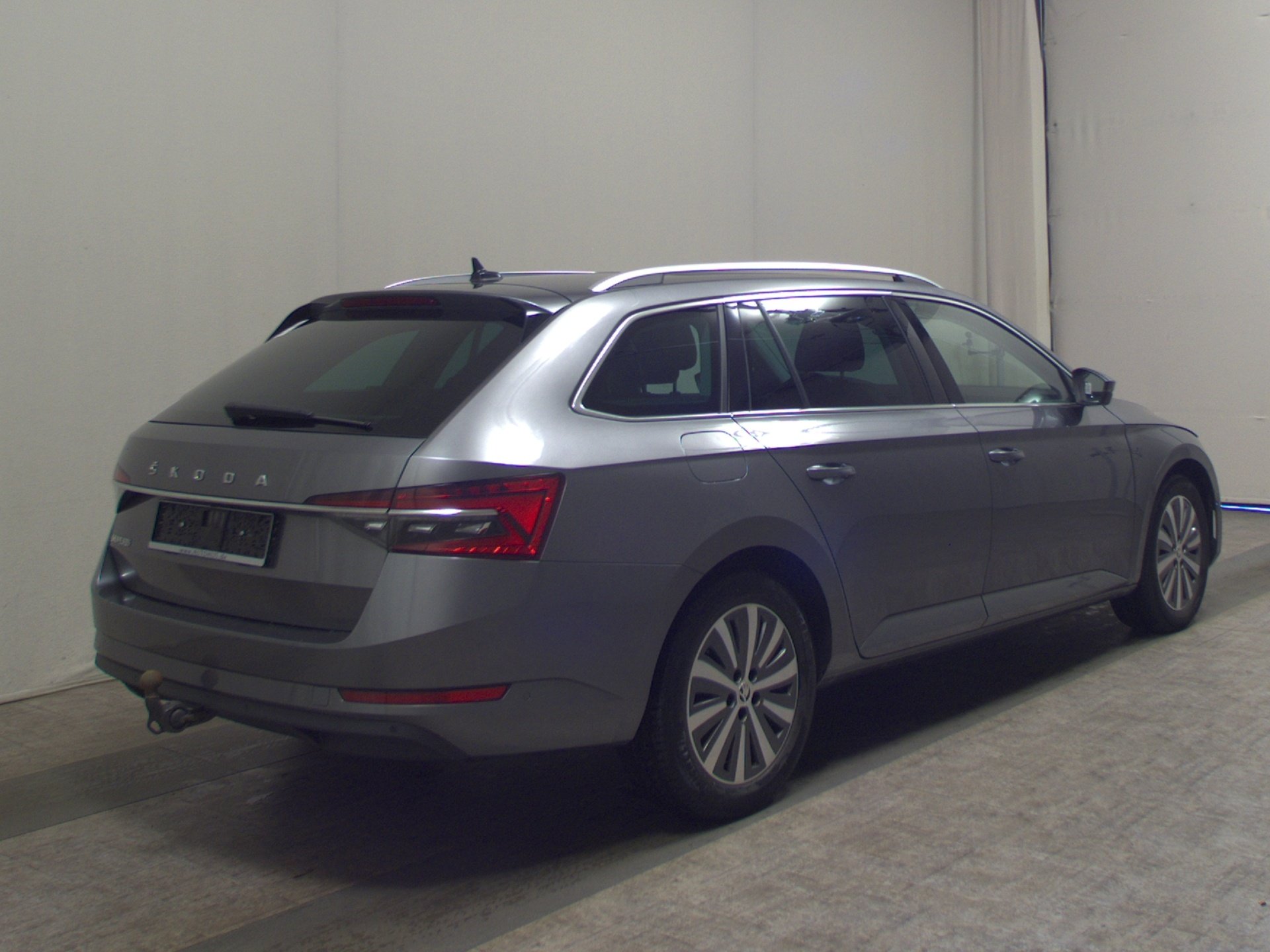 Skoda Superb Kombi 2.0 TDI Style Leder Navi LED Virtual Pano 360° 4
