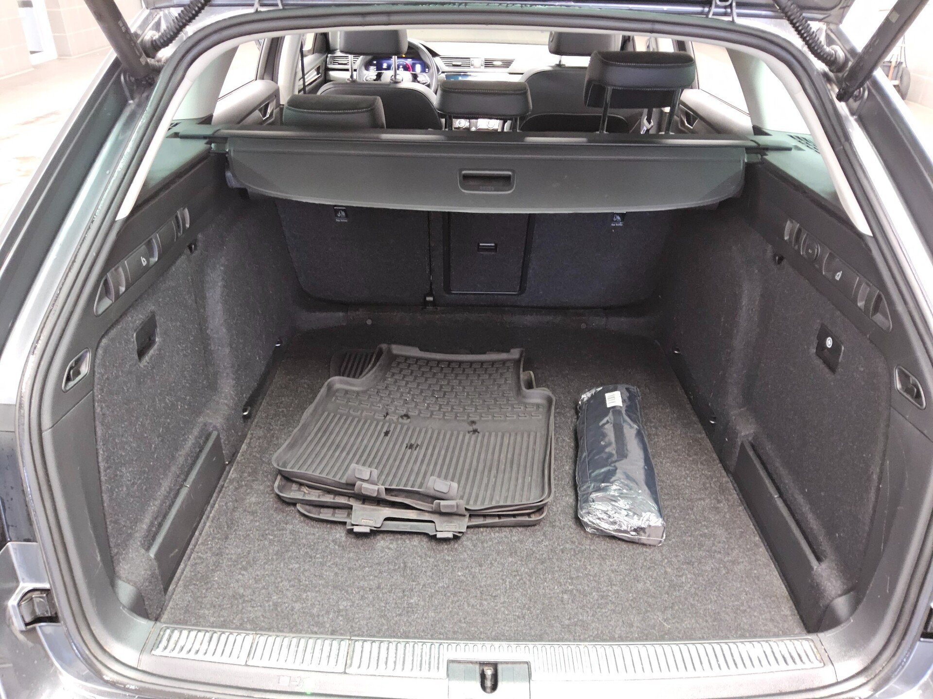 Skoda Superb Kombi 2.0 TDI Style Leder Navi LED Virtual Pano 360° 12