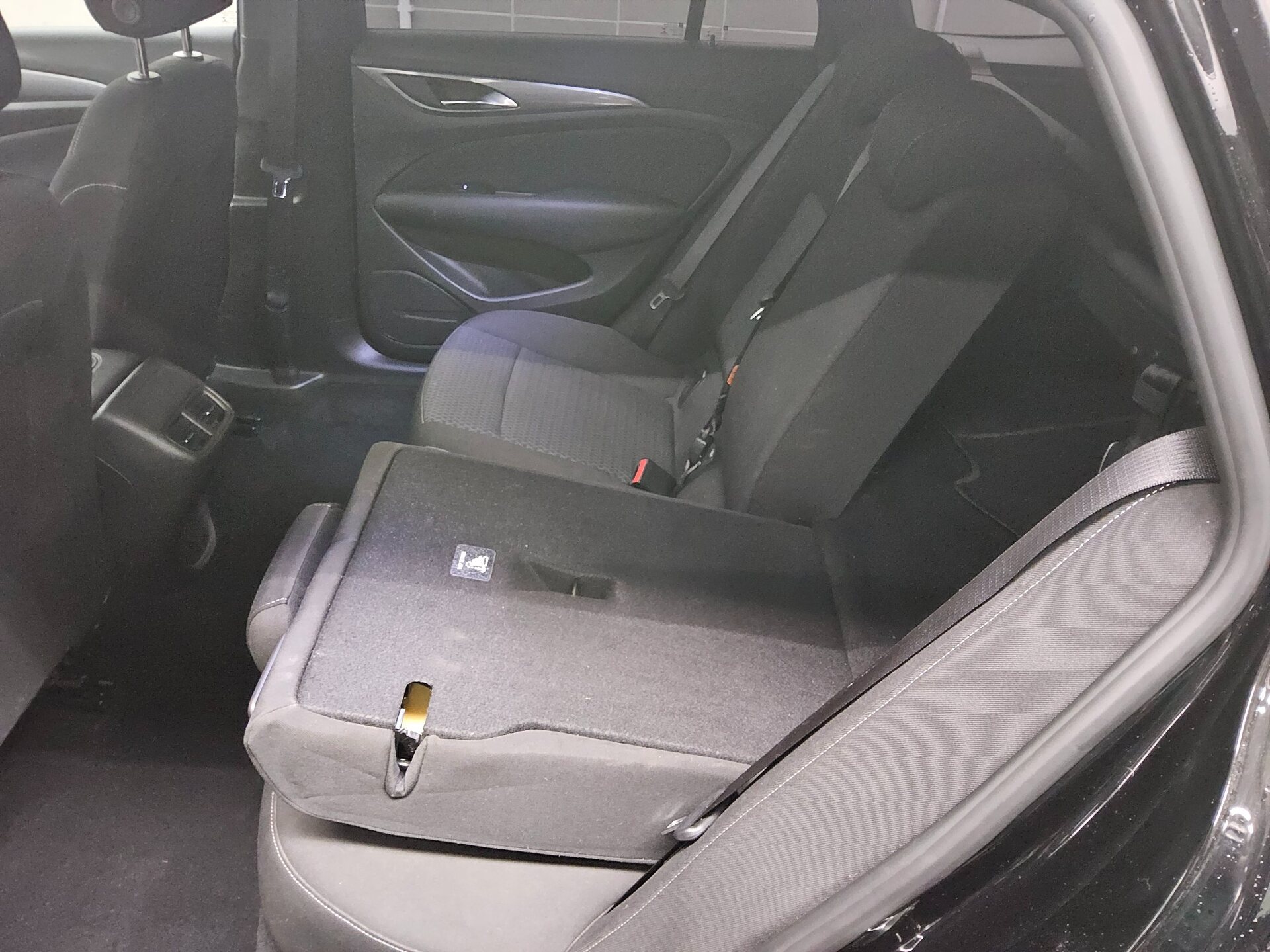 Opel Insignia ST 1.5 D Business Ed. Navi LED AHK Shz 12