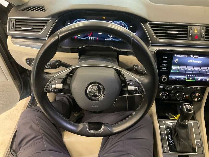 Skoda Superb Kombi 2.0 TDI Style NAVI CARPLAY ANDROID KLIMAAUT SHZ 8