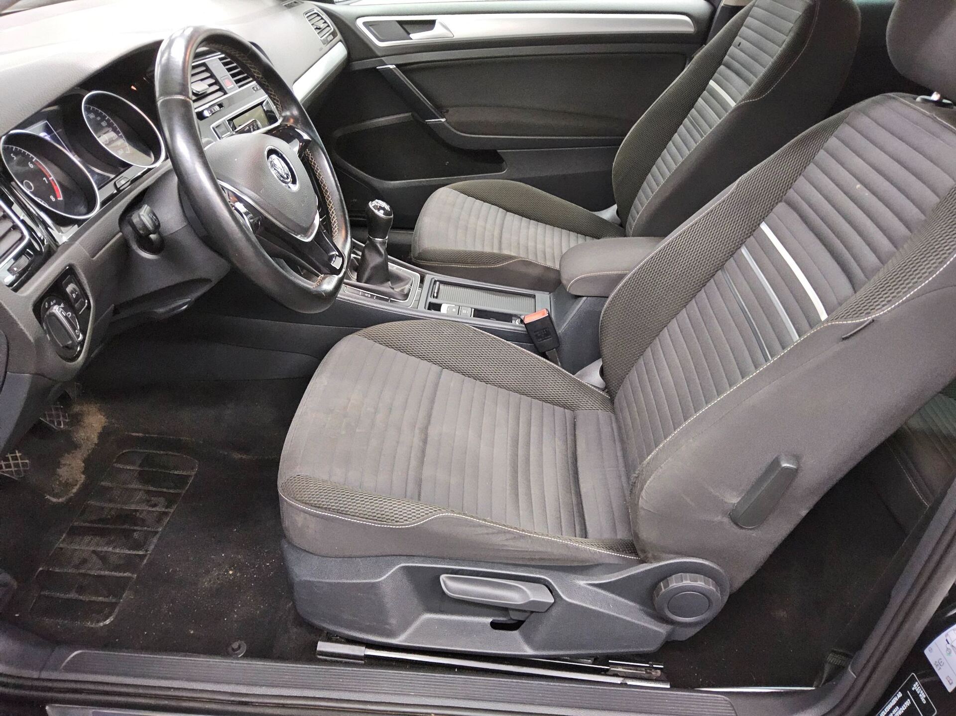 Volkswagen Golf-7 1.4 TSI Cup AHK PDC Shz AUX-IN HU 01/28 8