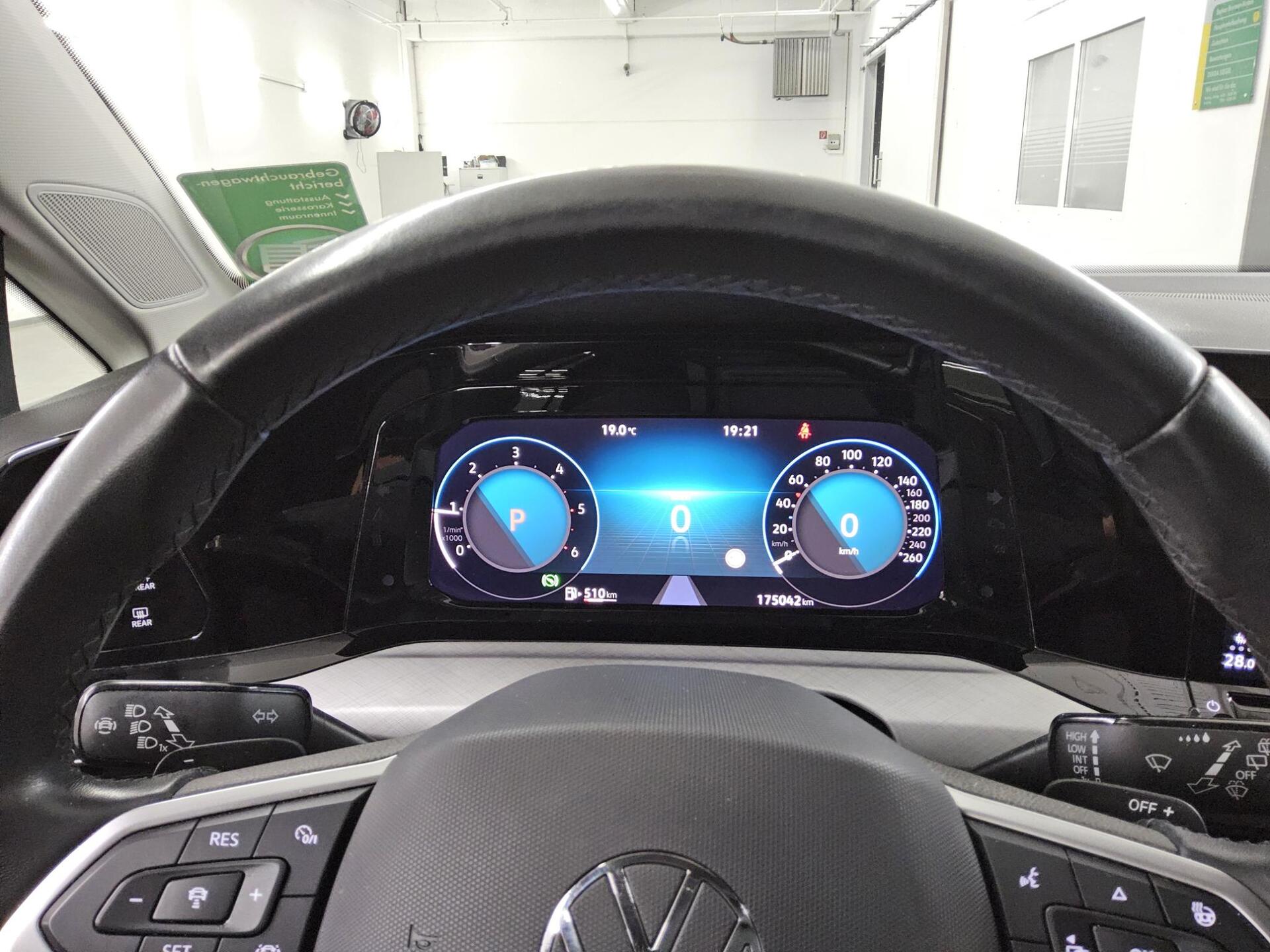 Volkswagen Golf-8 Var. 2.0 TDI Life Navi LED DC RFK IQ.Drive 8