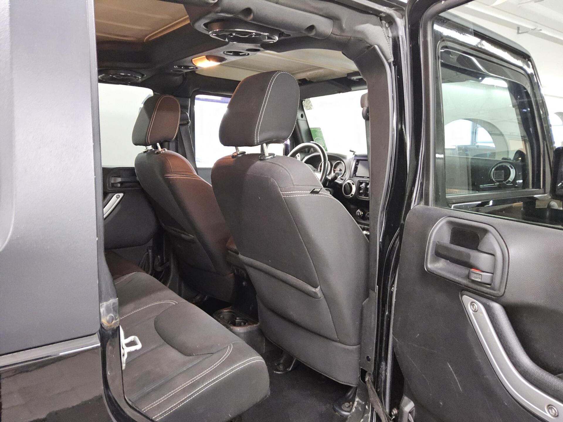 Jeep Wrangler 2.8 CRD Sound LED AHK RfK PDC Tempomat 13