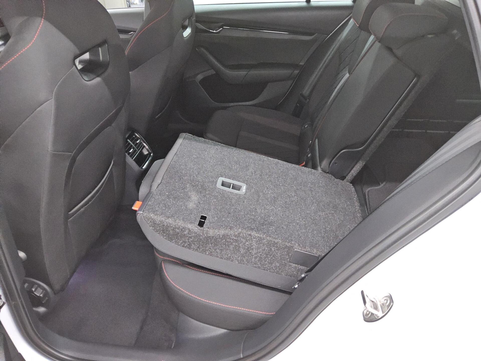 Skoda Octavia Kombi 2.0 TDI RS Navi LED virtual HuD 13