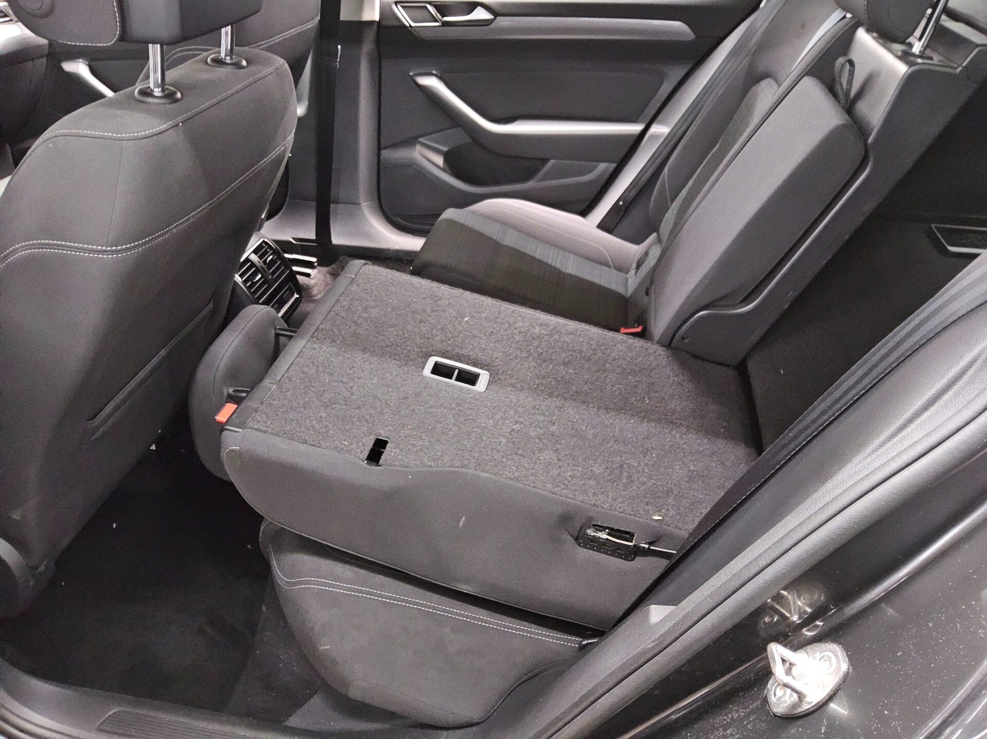 Volkswagen Passat Var. 2.0 TDI Business Navi LED Shz 12