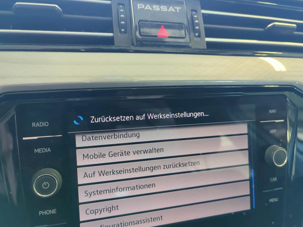Volkswagen Passat Variant 2.0 TDI Business NAVI LED PANO 9