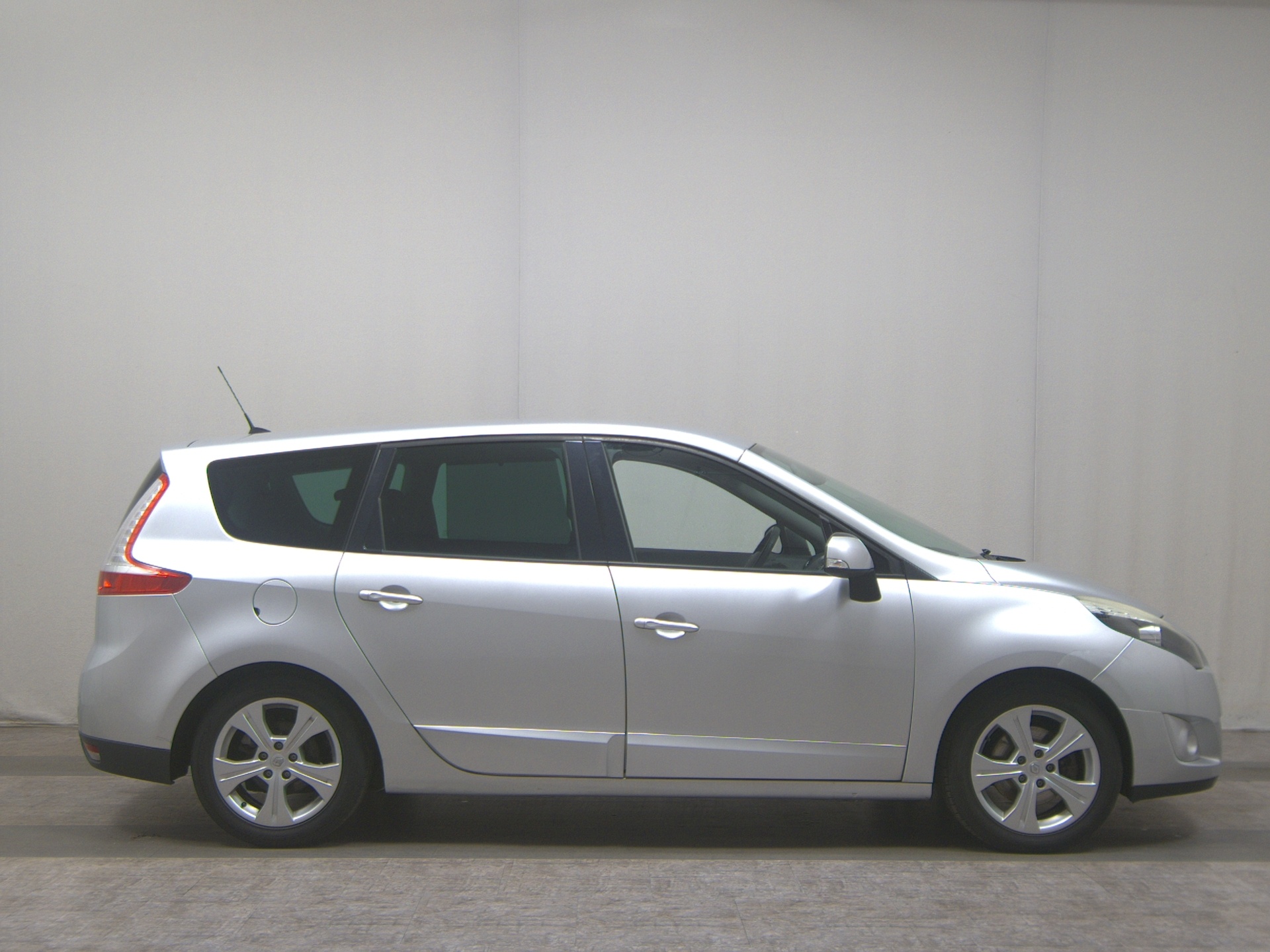 Renault Grand Scenic 1.6 dCi Dynamique 7-Sitzer Navi AHK