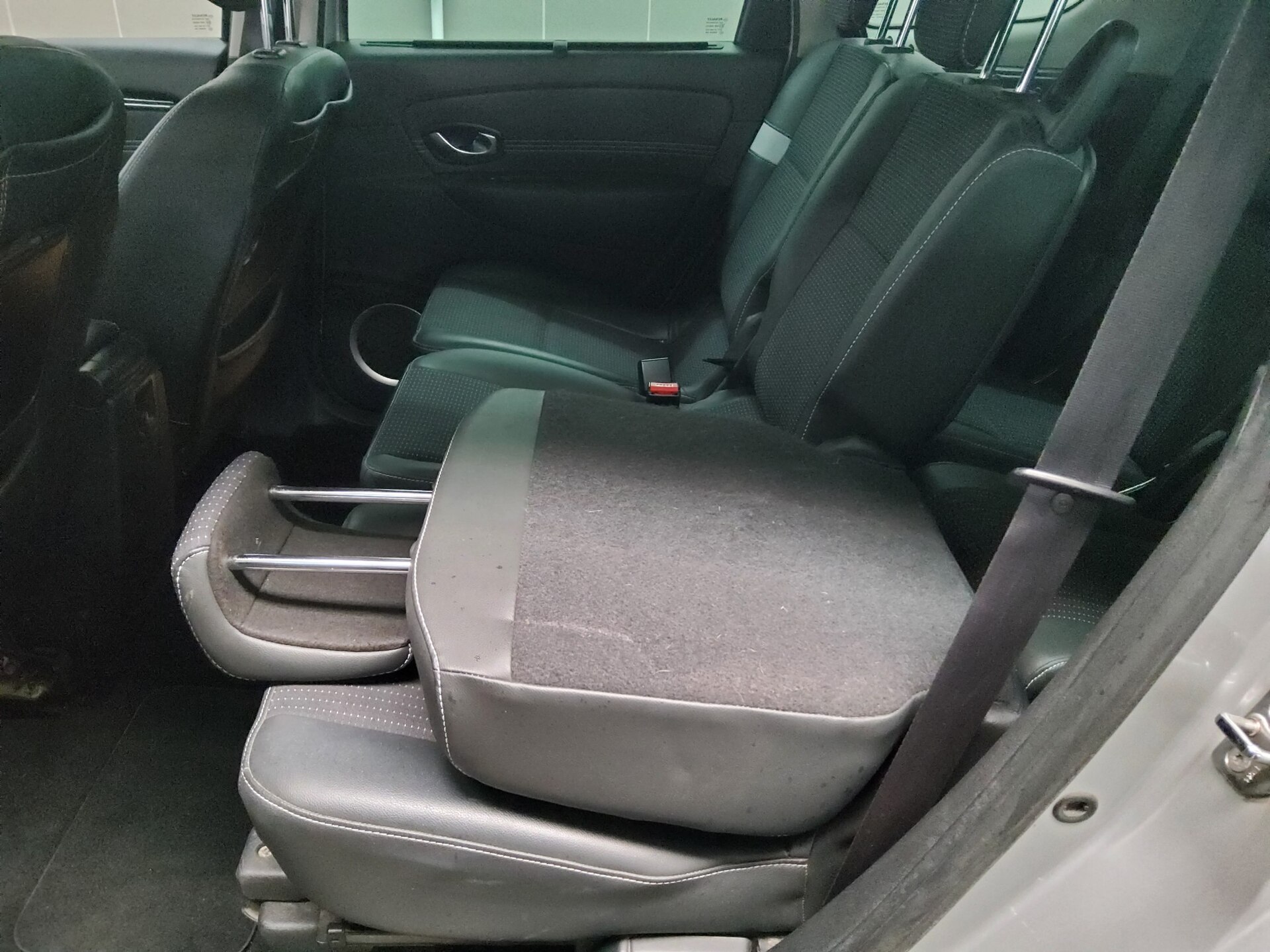Renault Grand Scenic 1.6 dCi Dynamique 7-Sitzer Navi AHK 12
