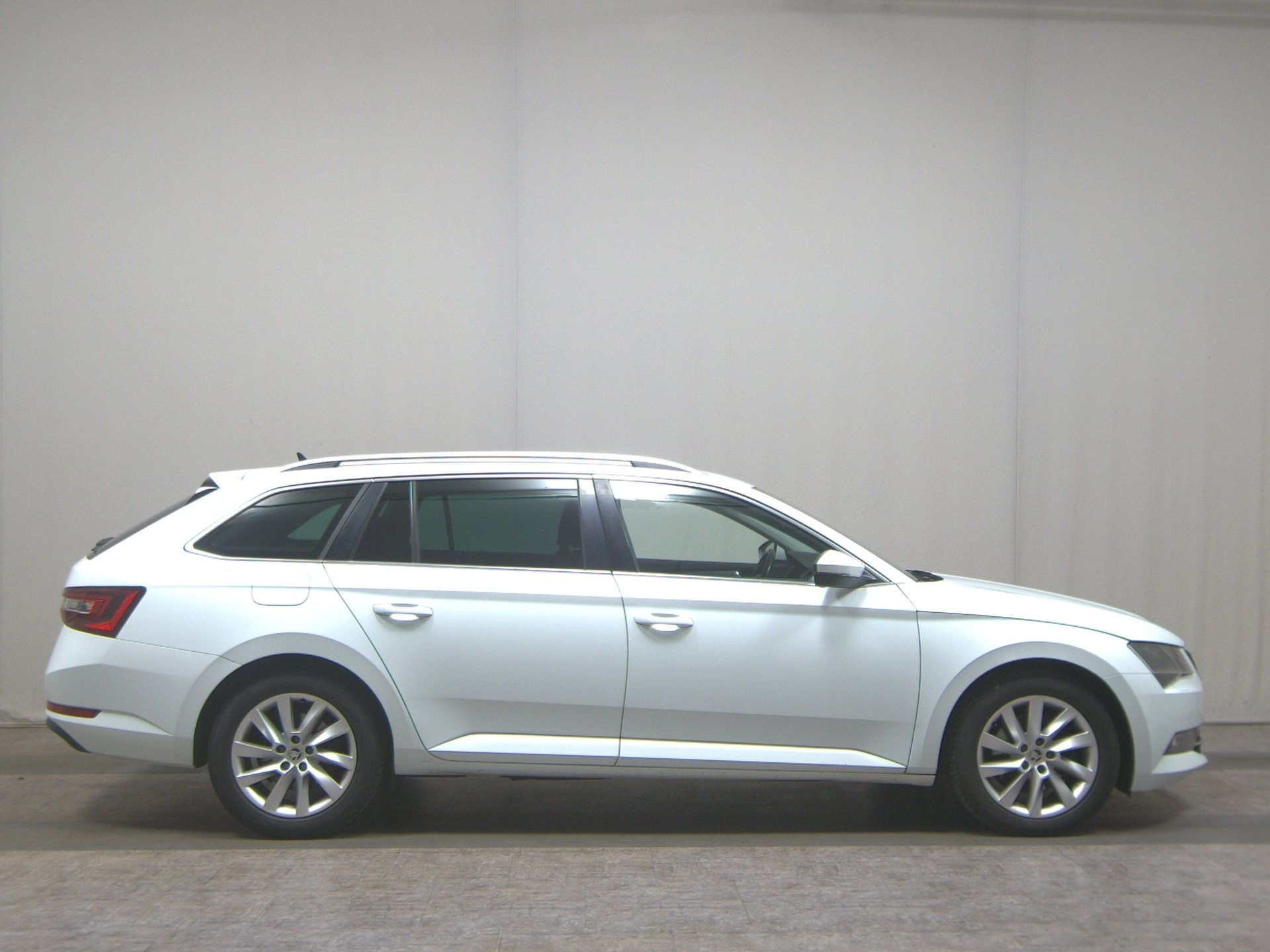 Skoda Superb Kombi 2.0 TDI Style Navi Xenon AHK RfK