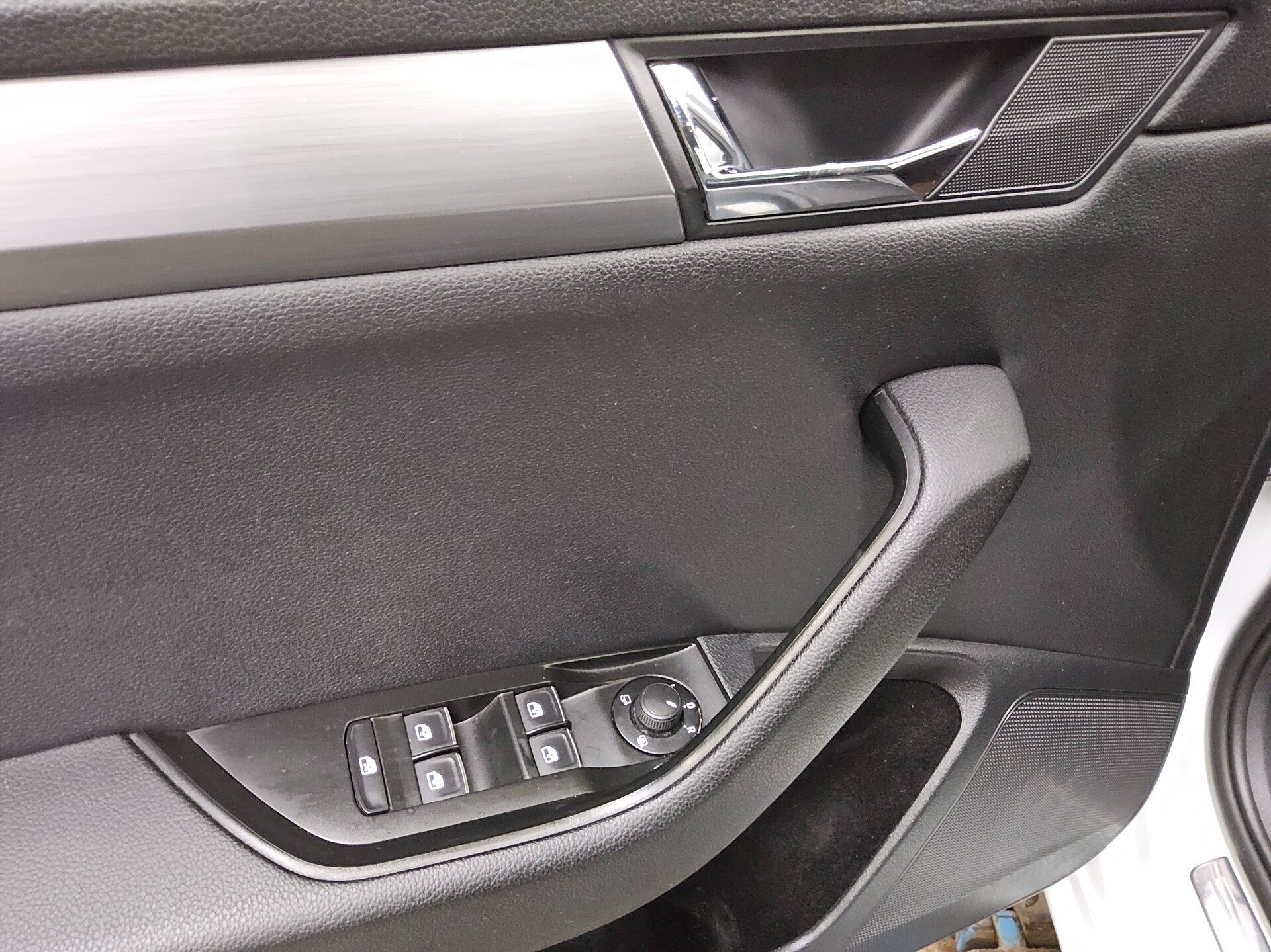 Skoda Superb Kombi 2.0 TDI Style Navi Xenon AHK RfK 9