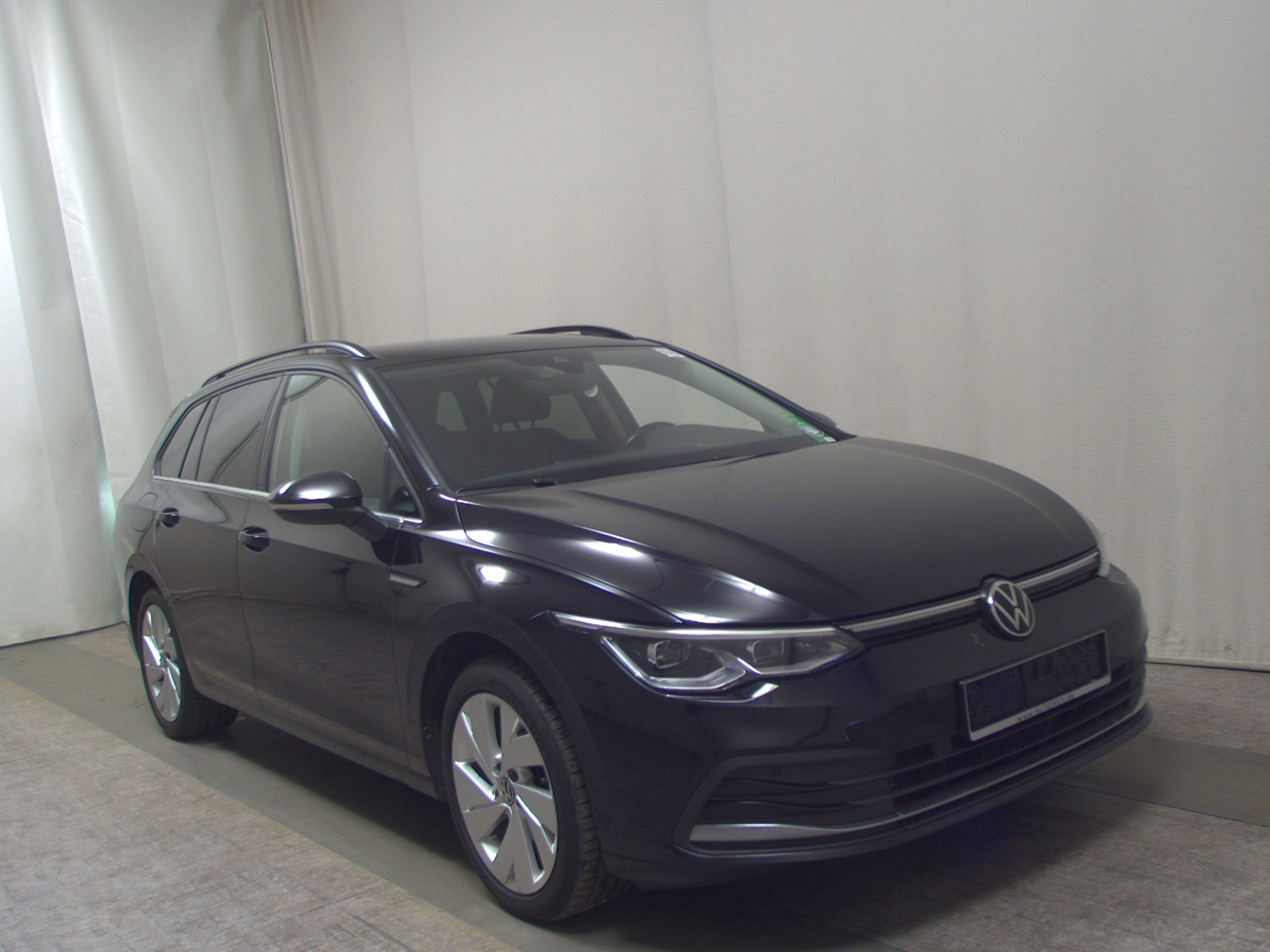 Volkswagen Golf-8 Var. 2.0 TDI Style Navi LED AID PDC Shz 3