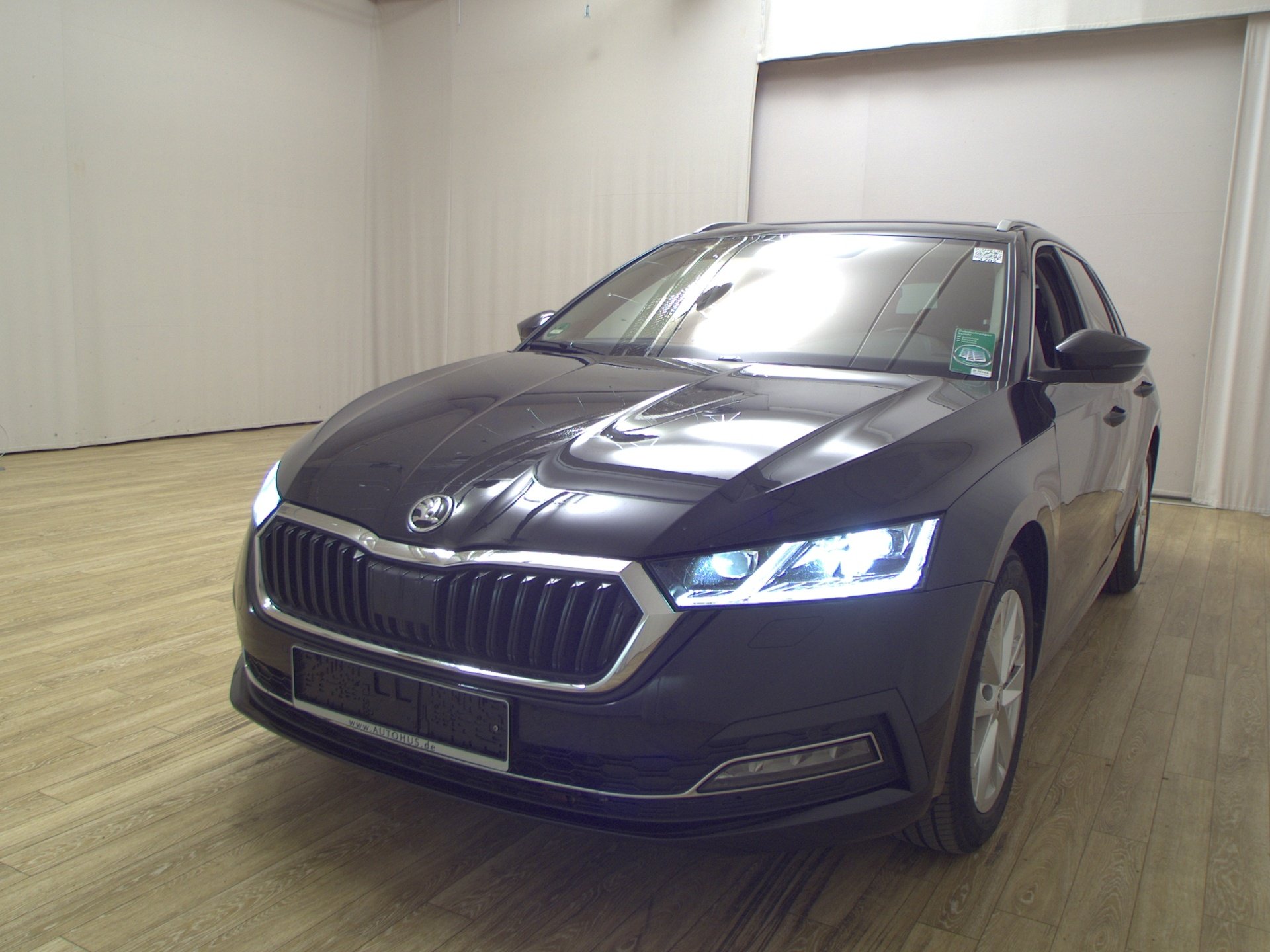 Skoda Octavia Kombi 2.0 TDI Style LED+ vc Pano RFK AHK 2