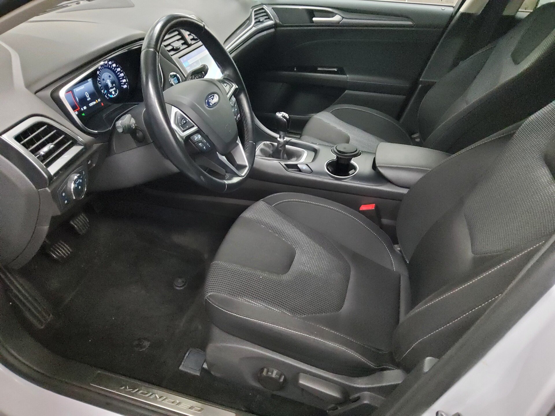 Ford Mondeo Turnier 2.0 EB Titanium Navi LED AHK 8