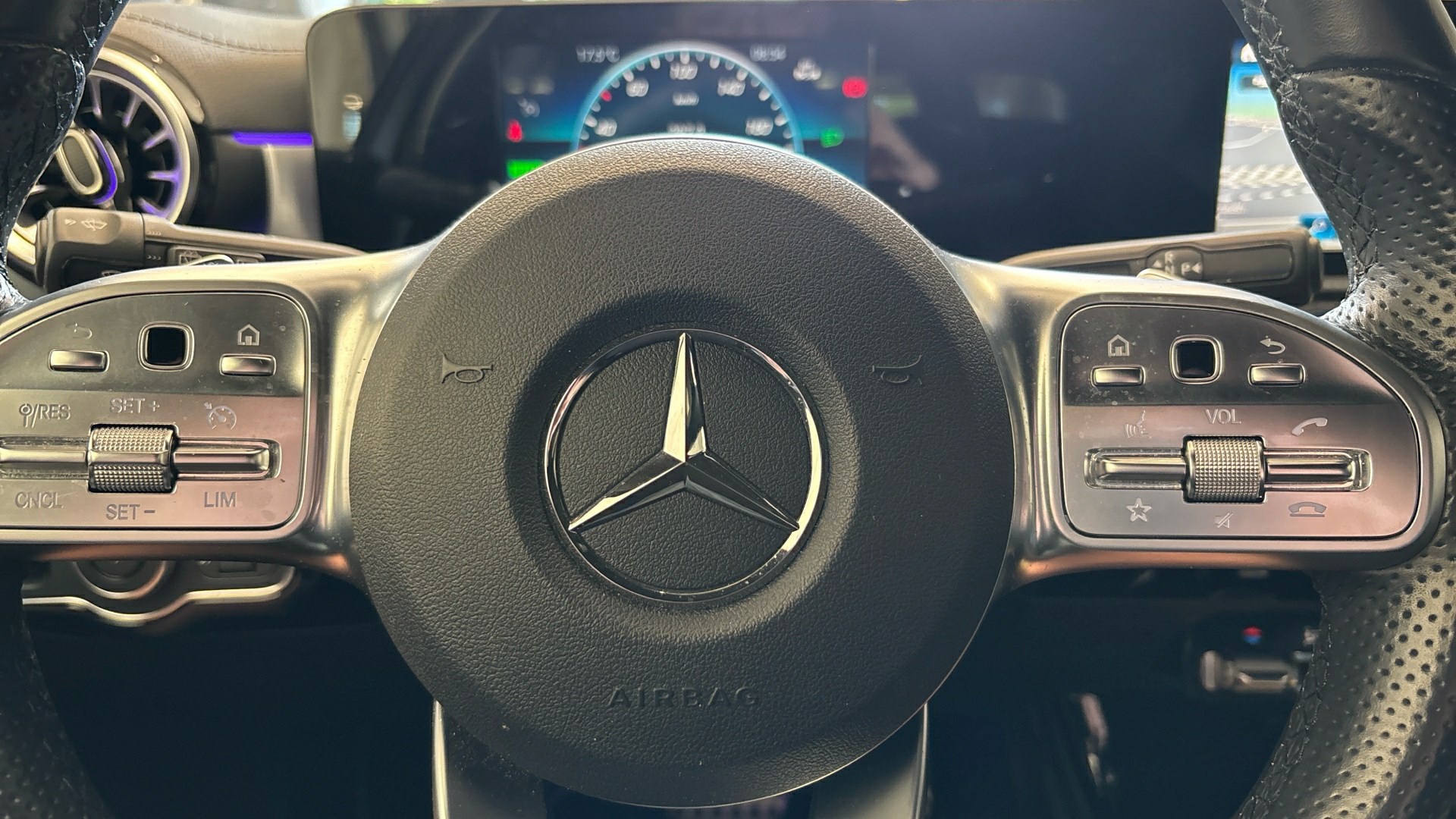 Mercedes-Benz A 250 e AMG-Line NAVI LED SHZ PDC 9