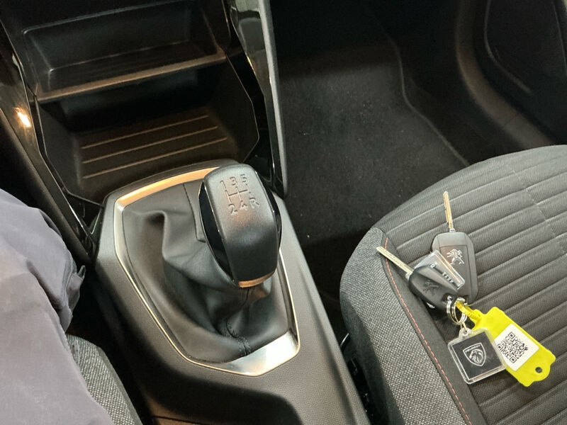 Peugeot 208 1.2 PureTech SHZ PDC LED BT SPURHALTE 12