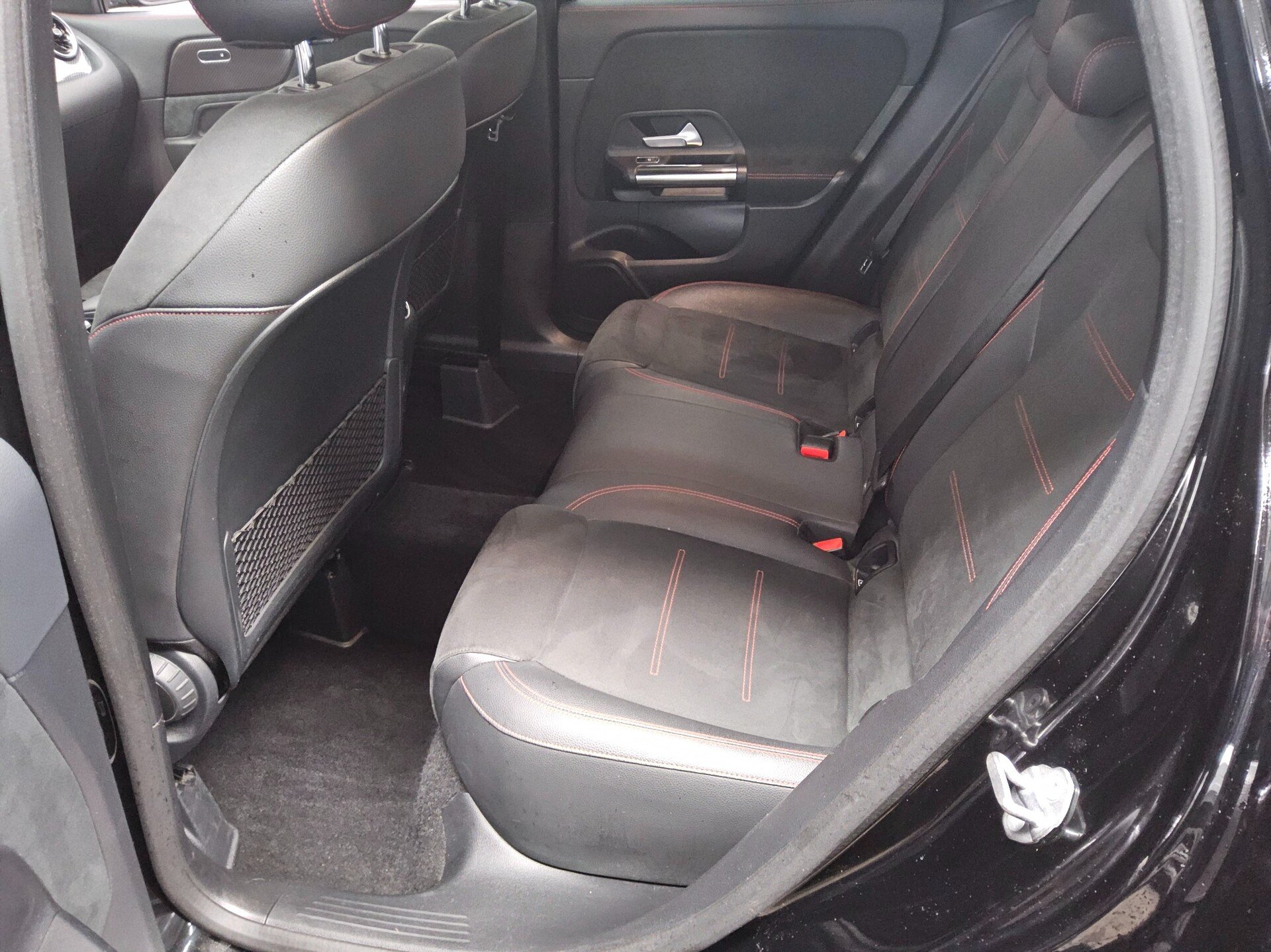 Mercedes-Benz GLA 200 d AMG-Line Navi LED MBUX RfK AHK PDC Shz 13