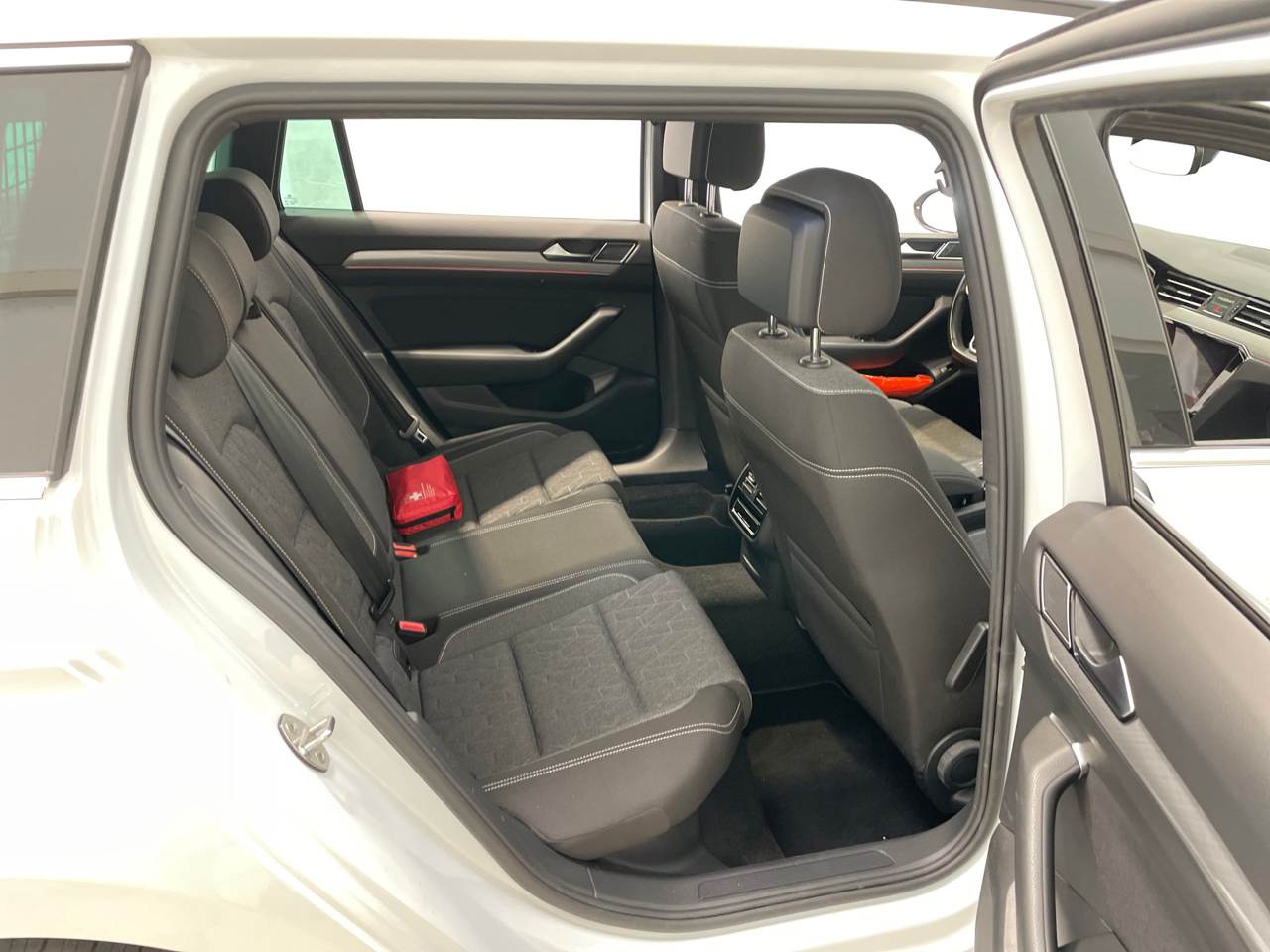 Volkswagen Passat Variant 2.0 TDI Business NAVI LED AID SHZ RFK 7