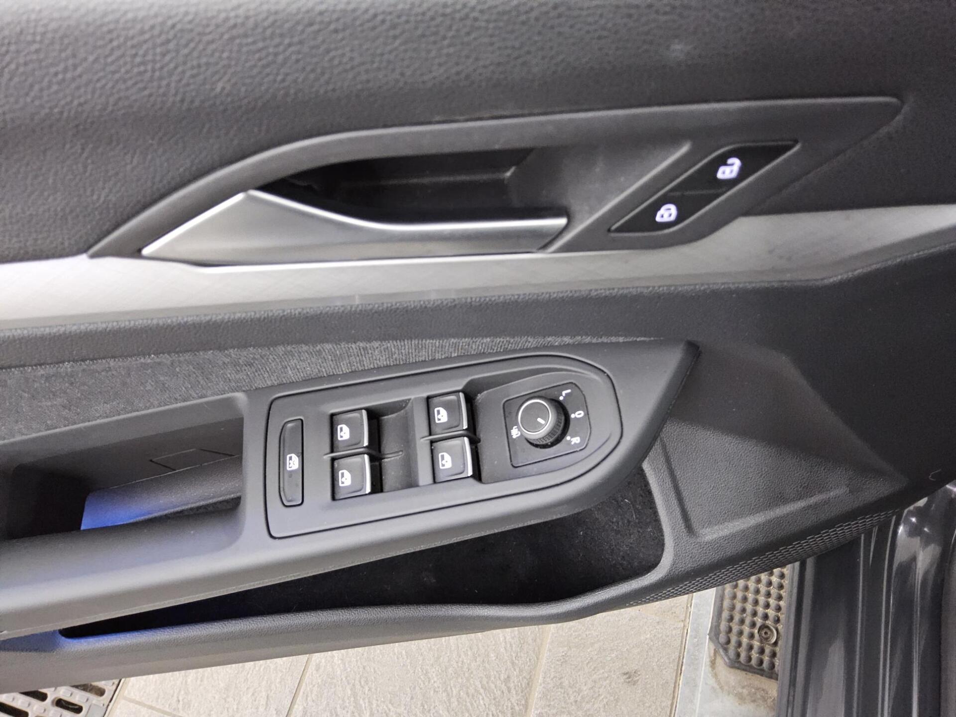 Volkswagen Golf-8 Var. 2.0 TDI Life Navi LED DC ACC PDC Shz 10