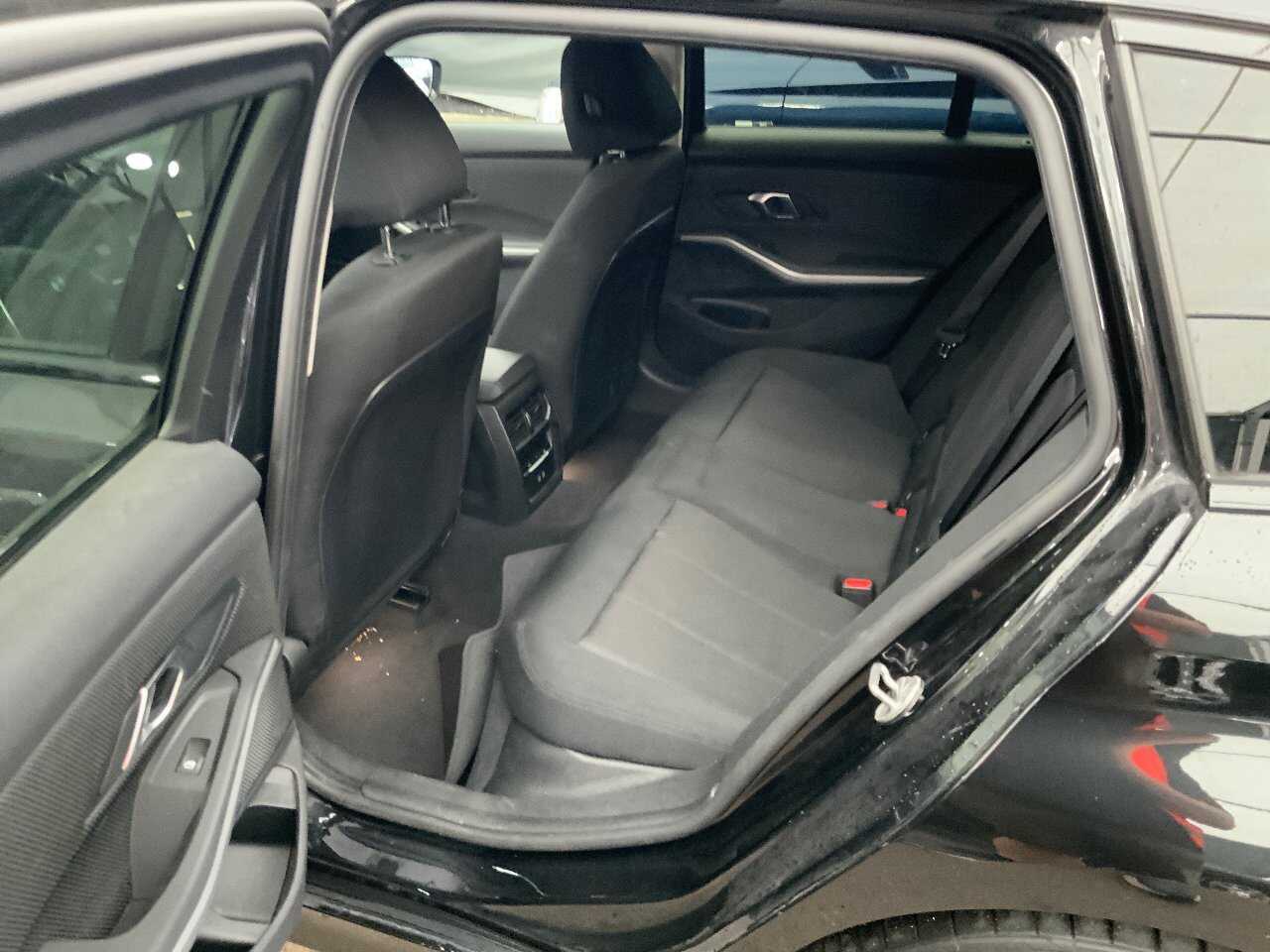 BMW 318dA Touring LENKRADHZG 10