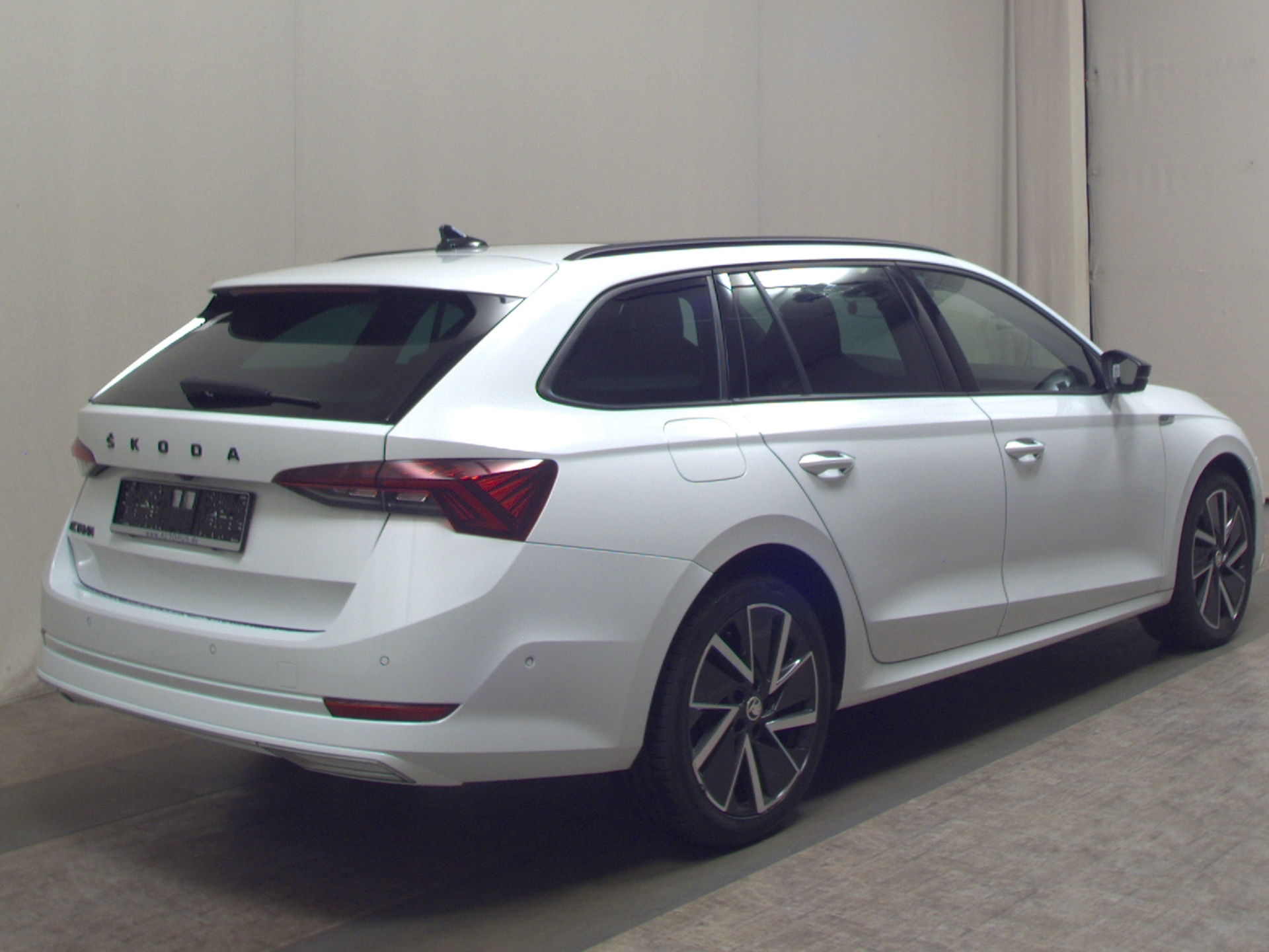 Skoda Octavia Kombi 2.0 TDI SportLine Navi LED Virtual RFK 4