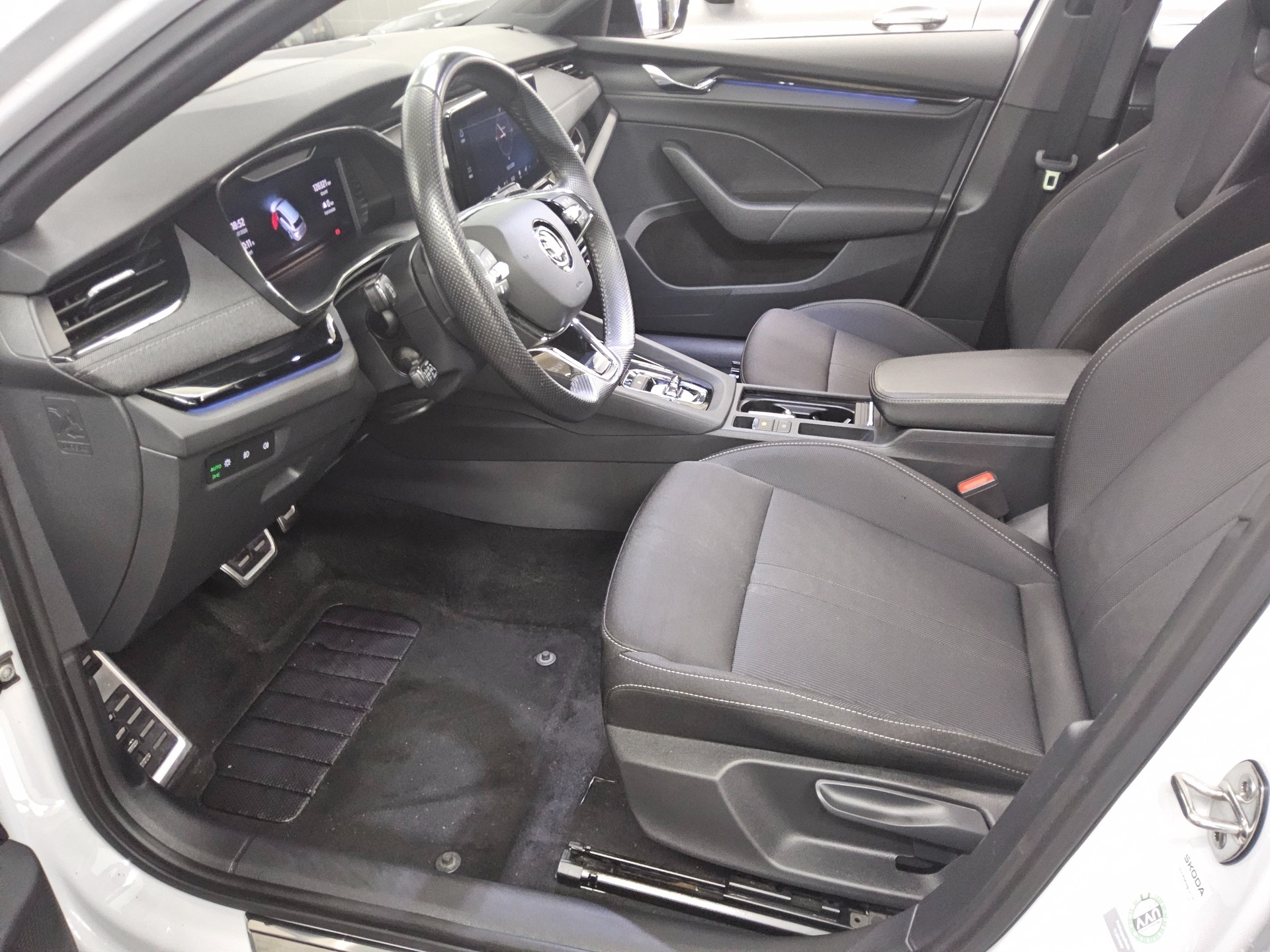 Skoda Octavia Kombi 2.0 TDI SportLine Navi LED Virtual RFK 9