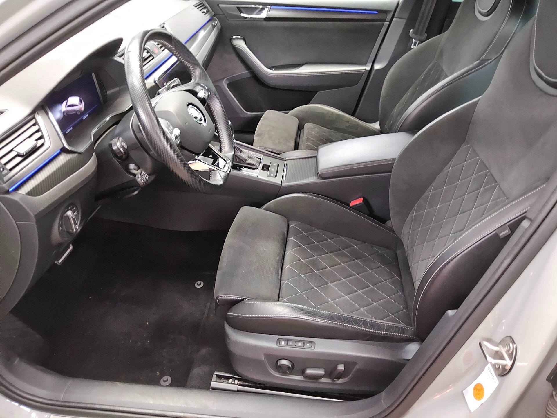 Skoda Superb Kombi 2.0 TDI SportLine T-Leder Navi LED Virtual 9